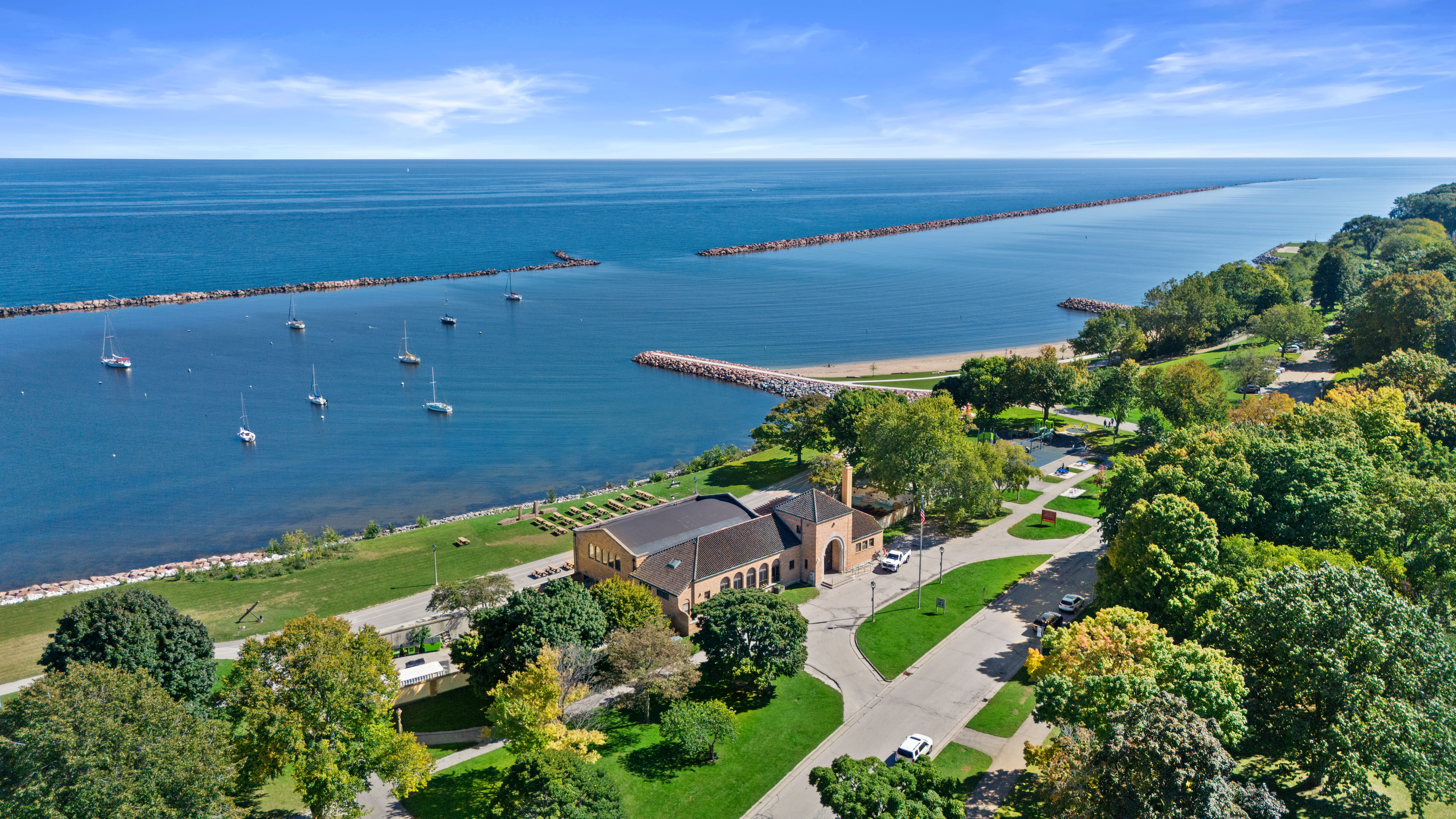  Prime Bay View Investment: Updated Duplex with 4-Car Garage Near Lake Michigan - 物件實景