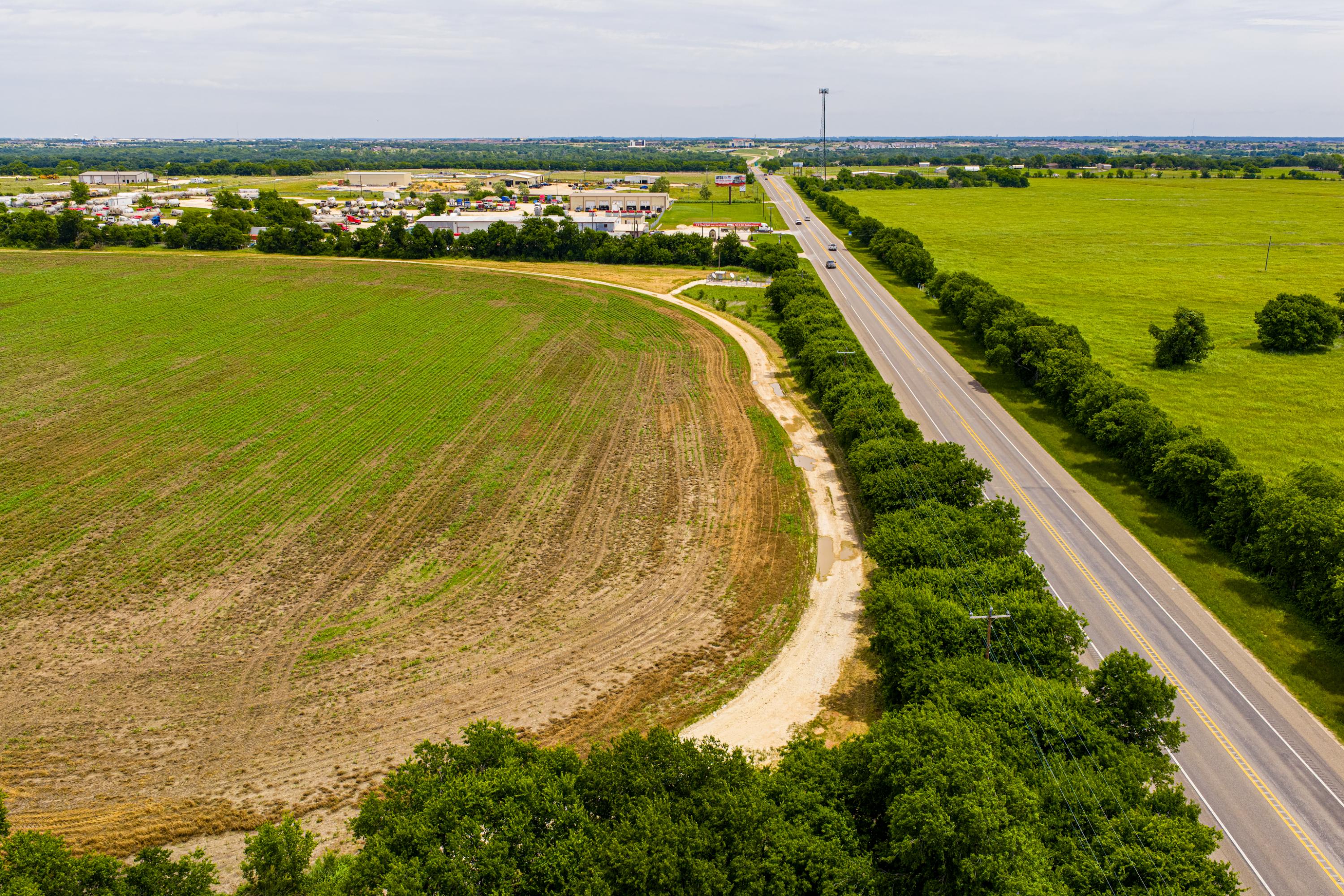  667 Acre Development Property With Two Miles Of Highway Frontage - 物件實景