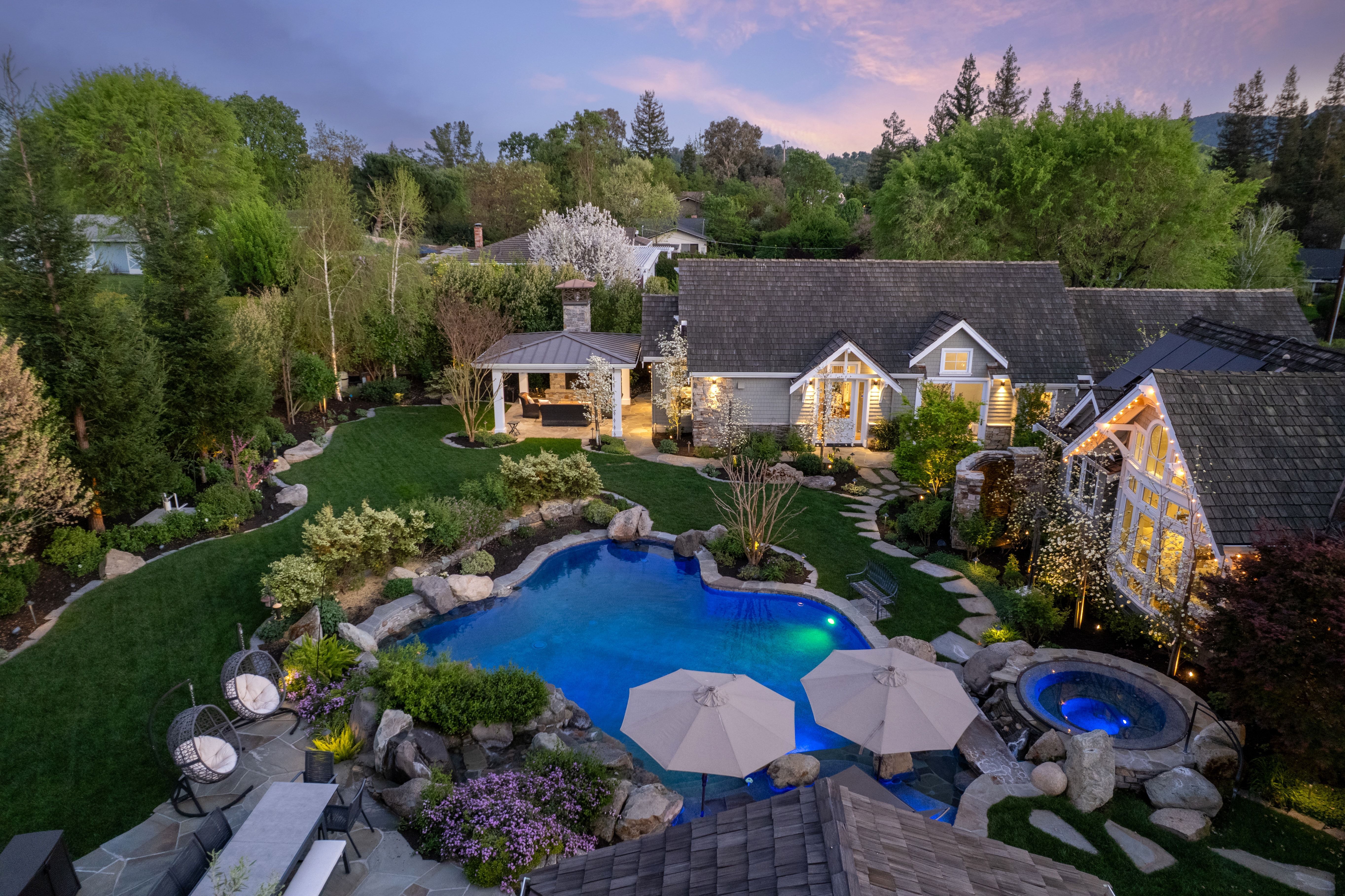  A Private One-Acre Compound Defined by Craftsmanship, Scale and Resort Living - 物件實景