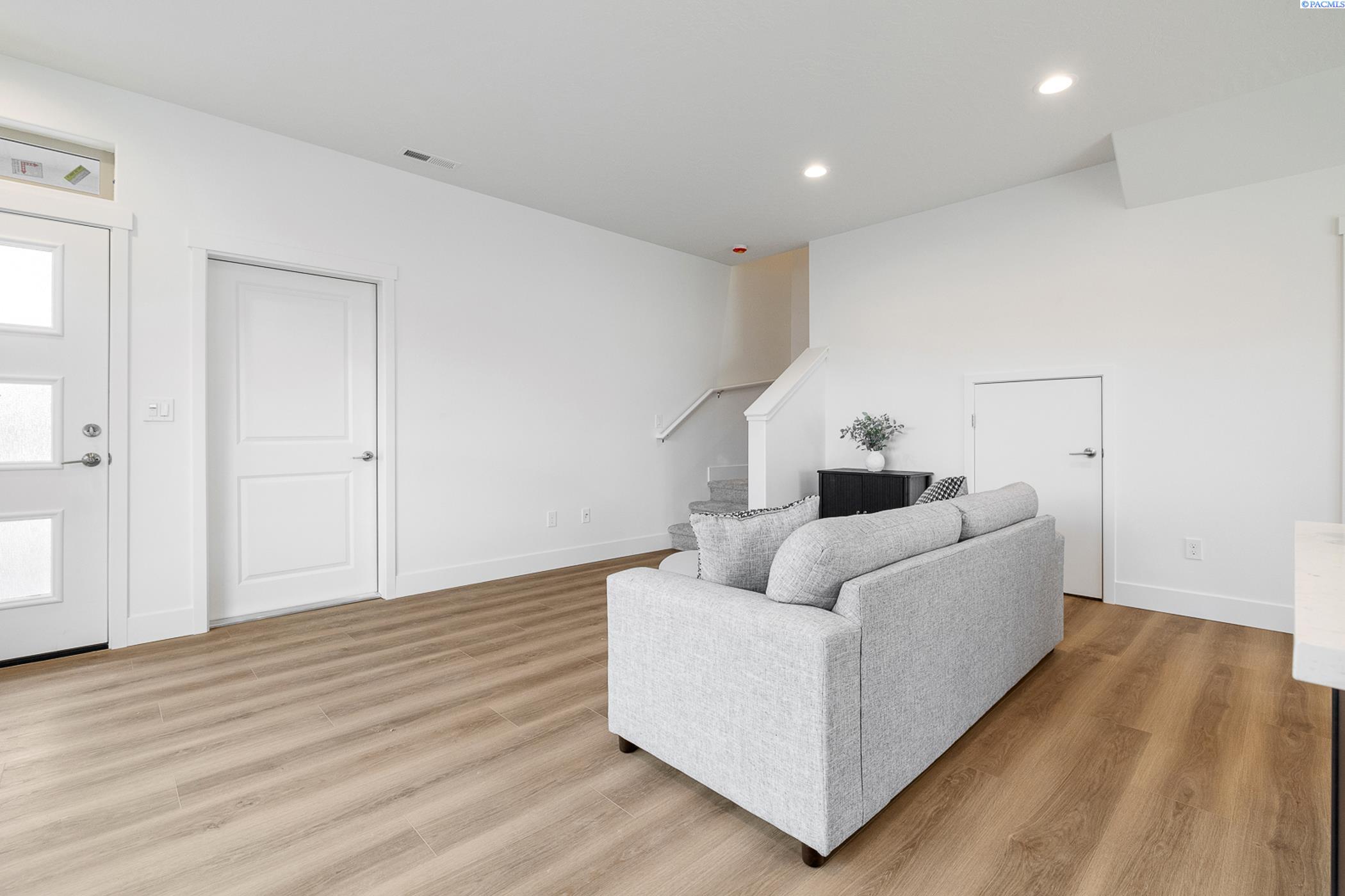 Kennewick, Washington, 99337, United States, 7 Bedrooms Bedrooms, ,Residential,For Sale,1949661