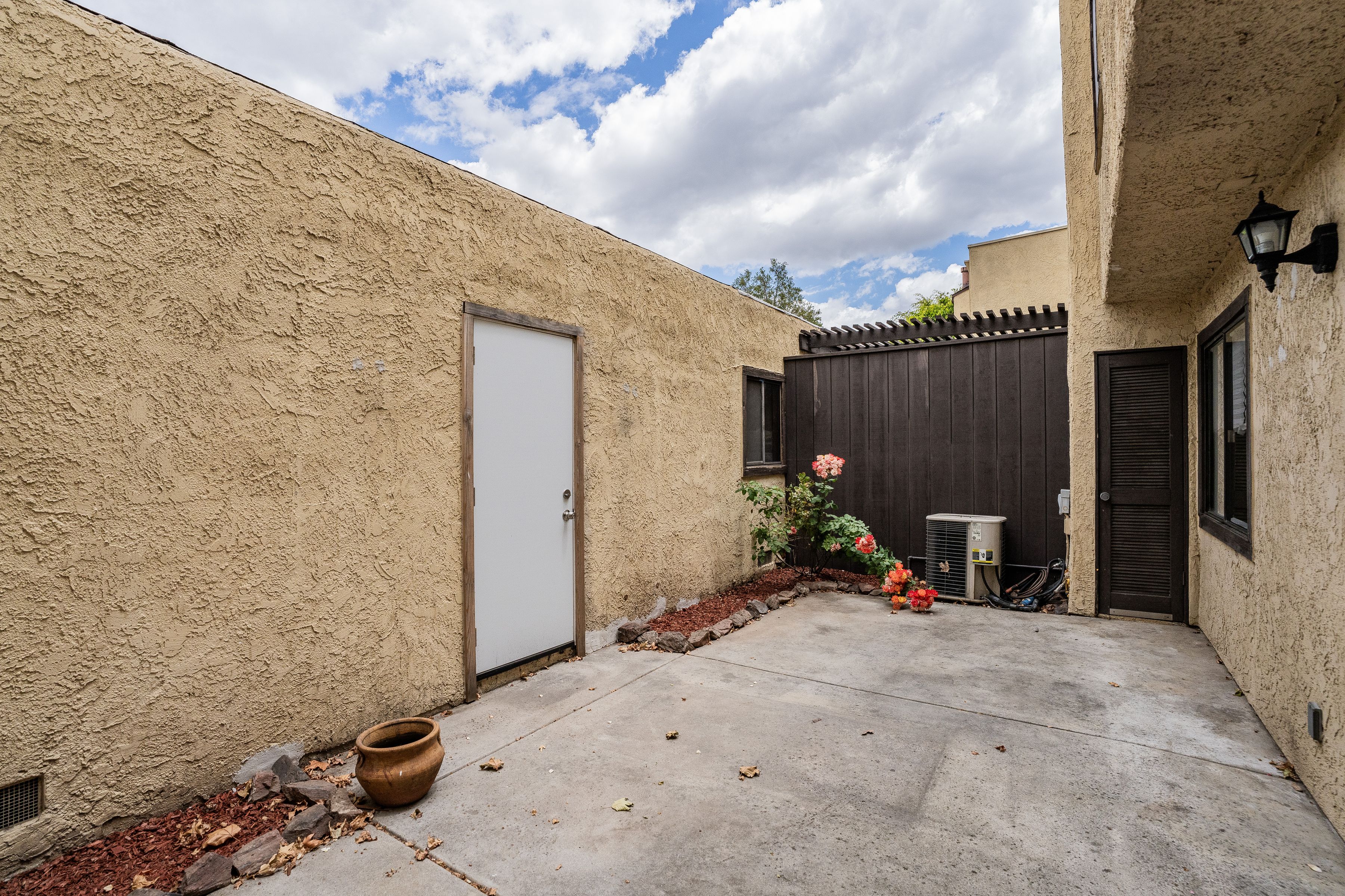  6746 Encino Avenue #2 - 物件實景