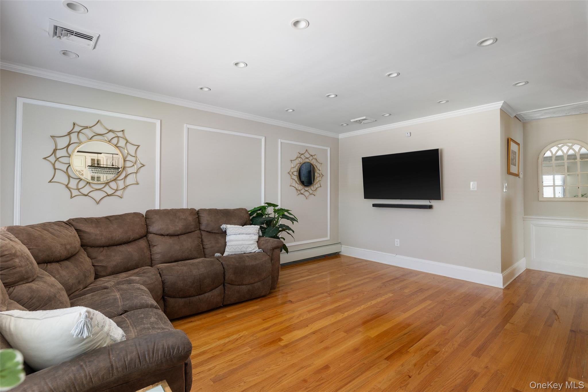 Babylon, New York, 11702, United States, 3 Bedrooms Bedrooms, ,2 BathroomsBathrooms,Residential,For Sale,1930395