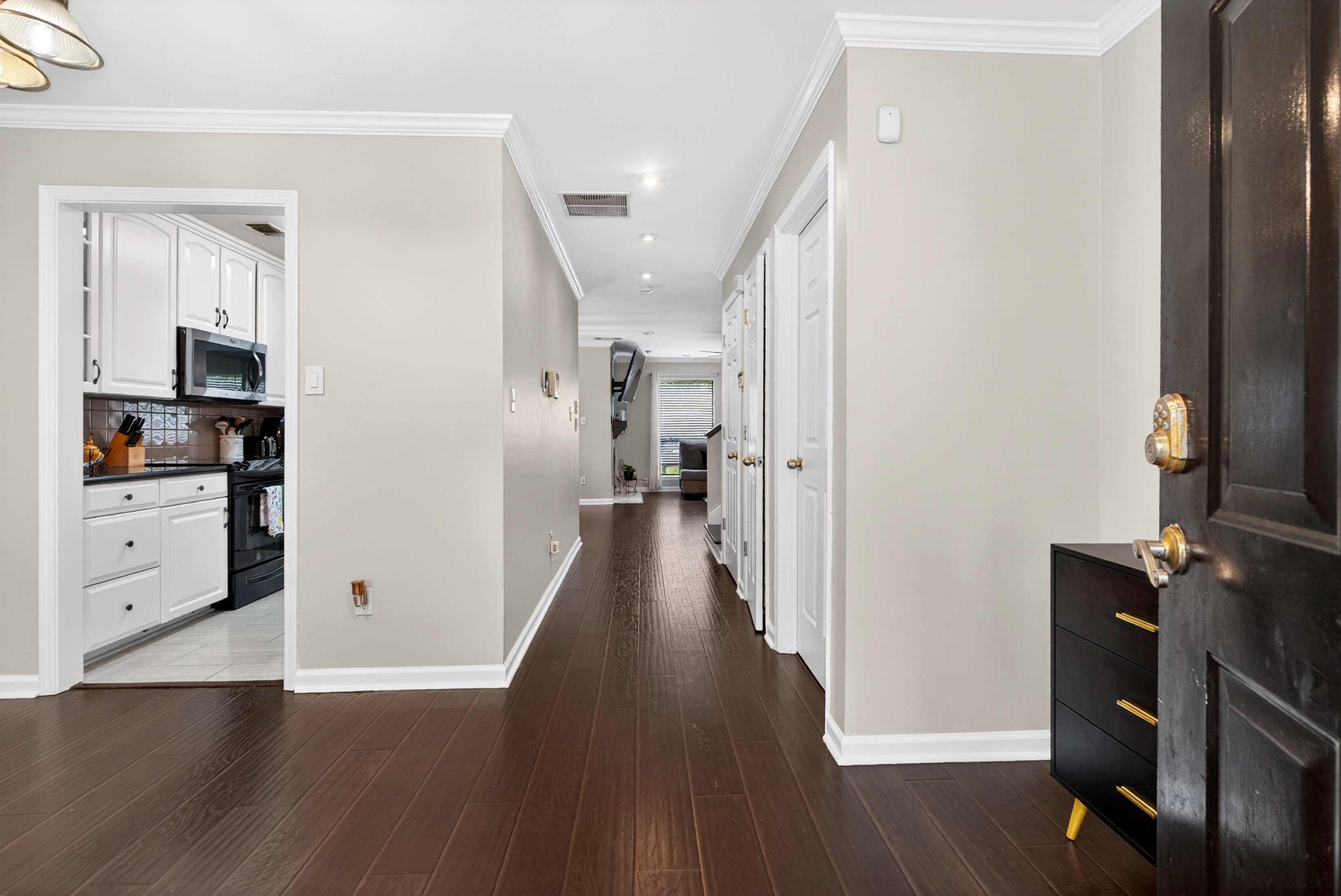  Townhouse-style Condo Offers Solid Value and Strong Upside Potential - 物件實景