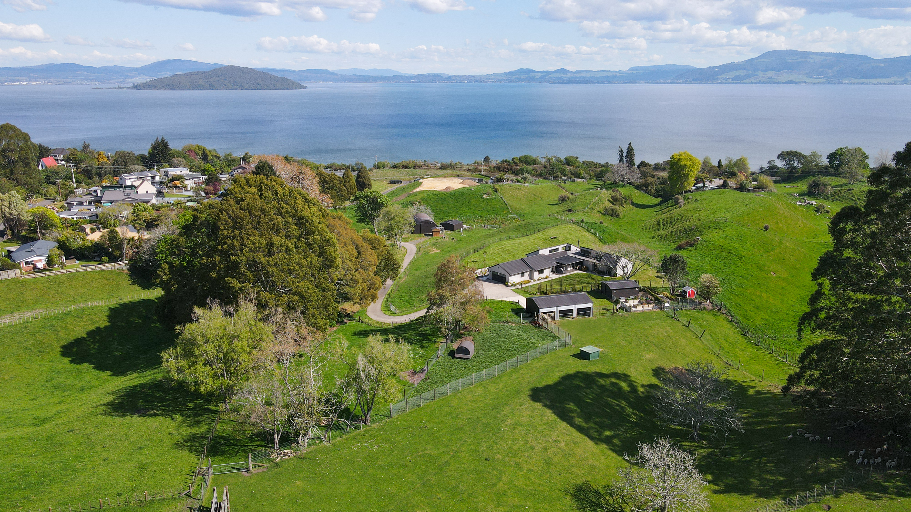  Elevated Lifestyle Living with Sweeping Lake Views - 物件實景