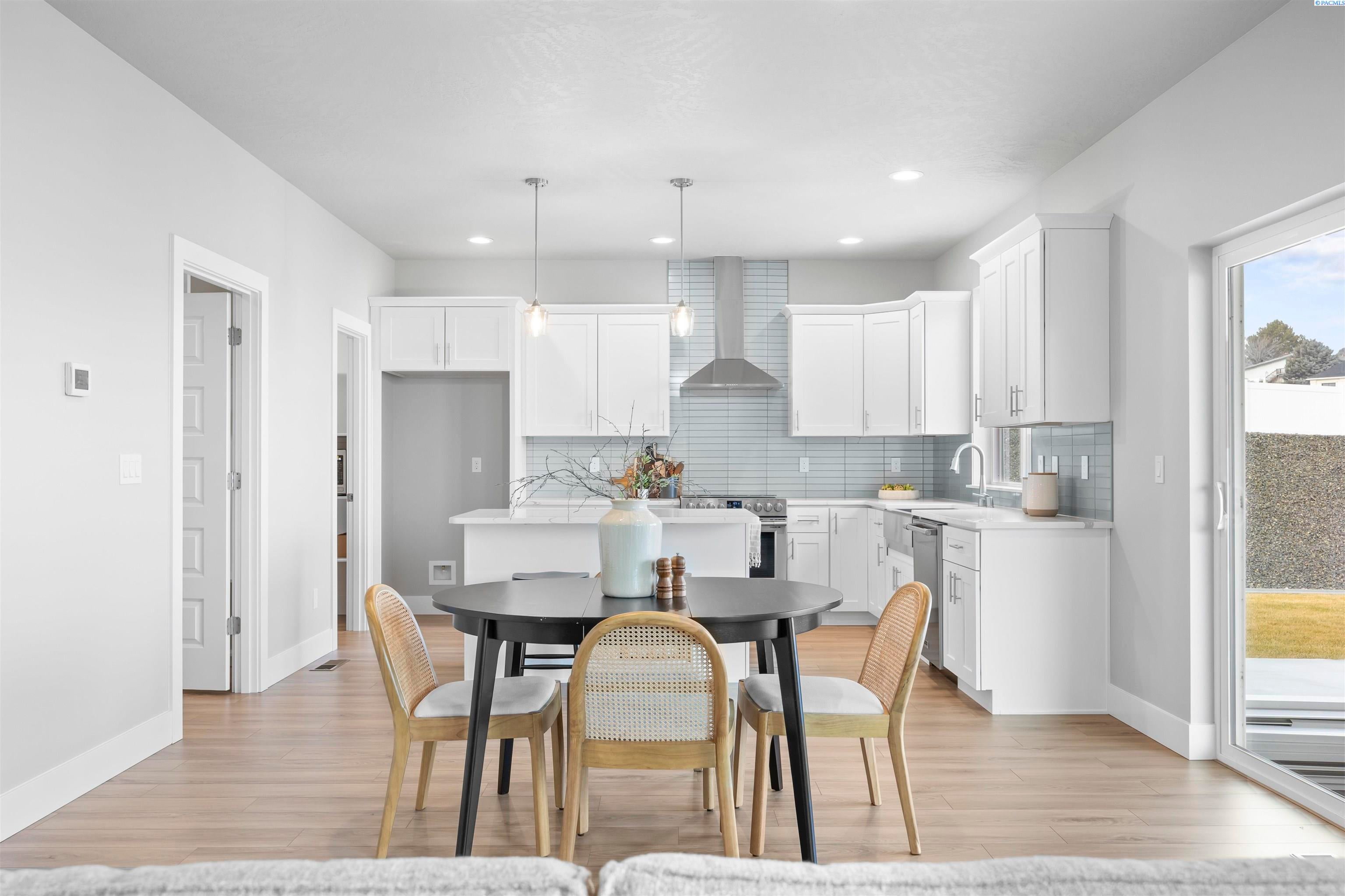 West Richland, Washington, 99353, United States, 4 Bedrooms Bedrooms, ,2 BathroomsBathrooms,Residential,For Sale,2014004