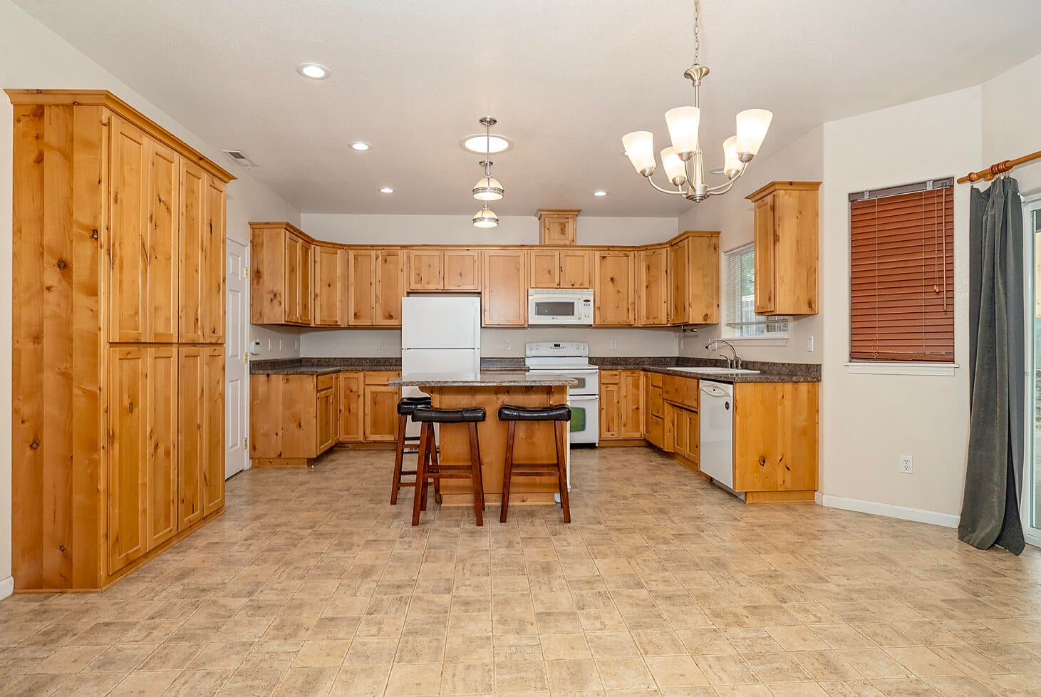 Grants Pass, Oregon, 97526, United States, 3 Bedrooms Bedrooms, ,3 BathroomsBathrooms,Residential,For Sale,1994829