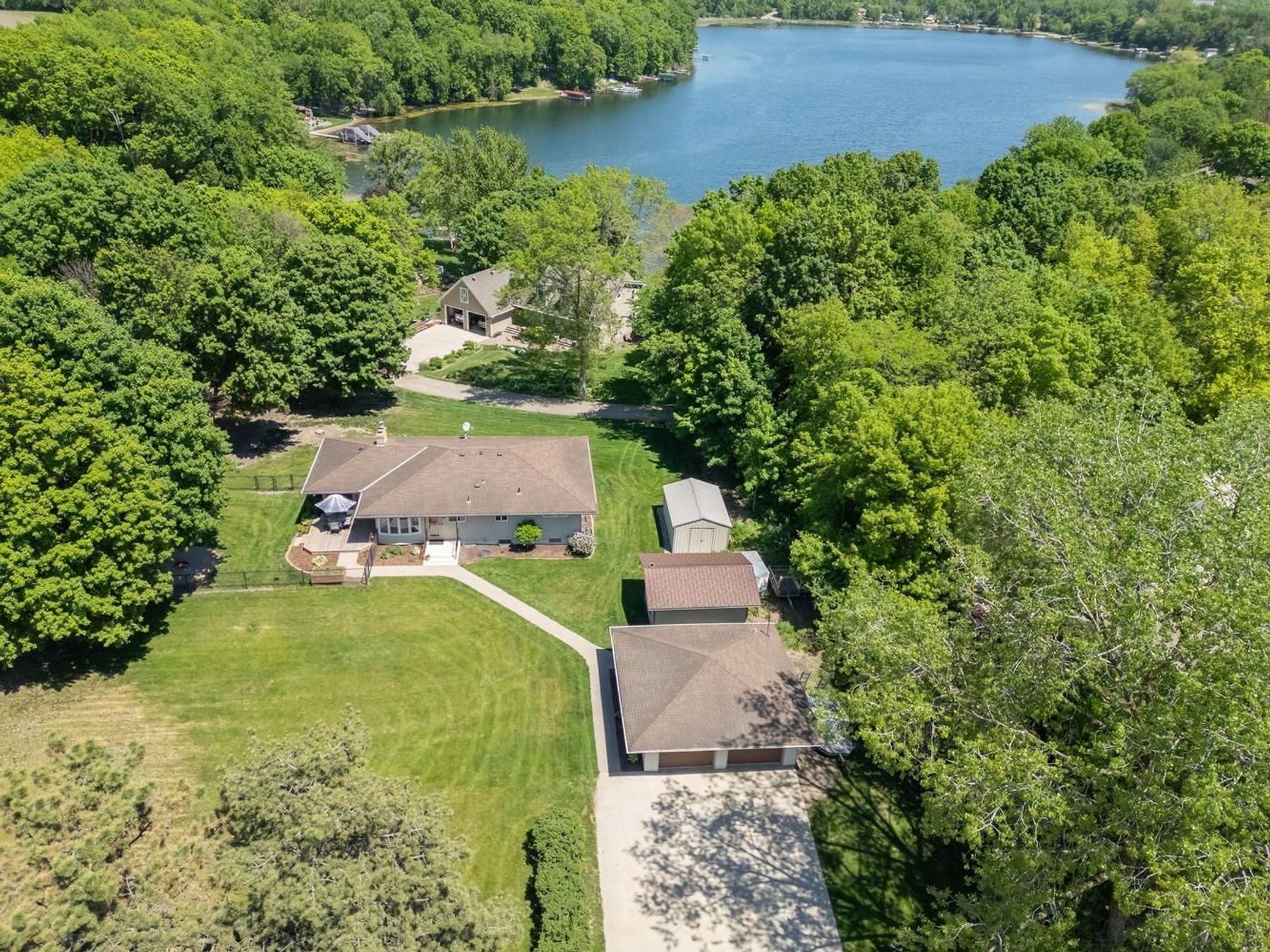  Beautifully Maintained Living with Maple Lake Views - 物件實景