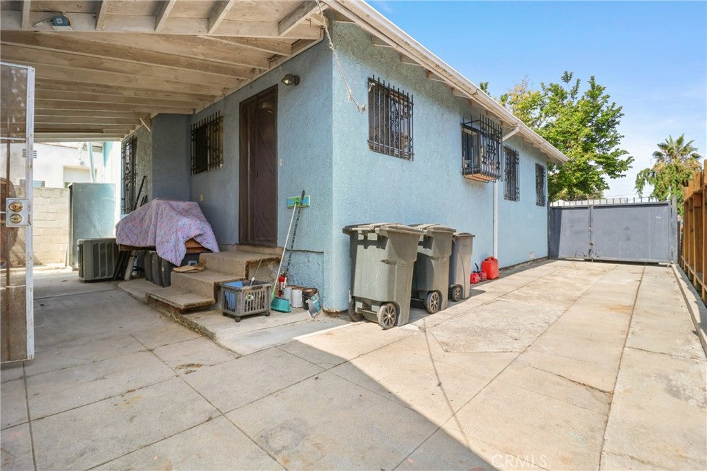 Los Angeles, California, 90016, United States, 4 Bedrooms Bedrooms, ,2 BathroomsBathrooms,Residential,For Sale,1903640