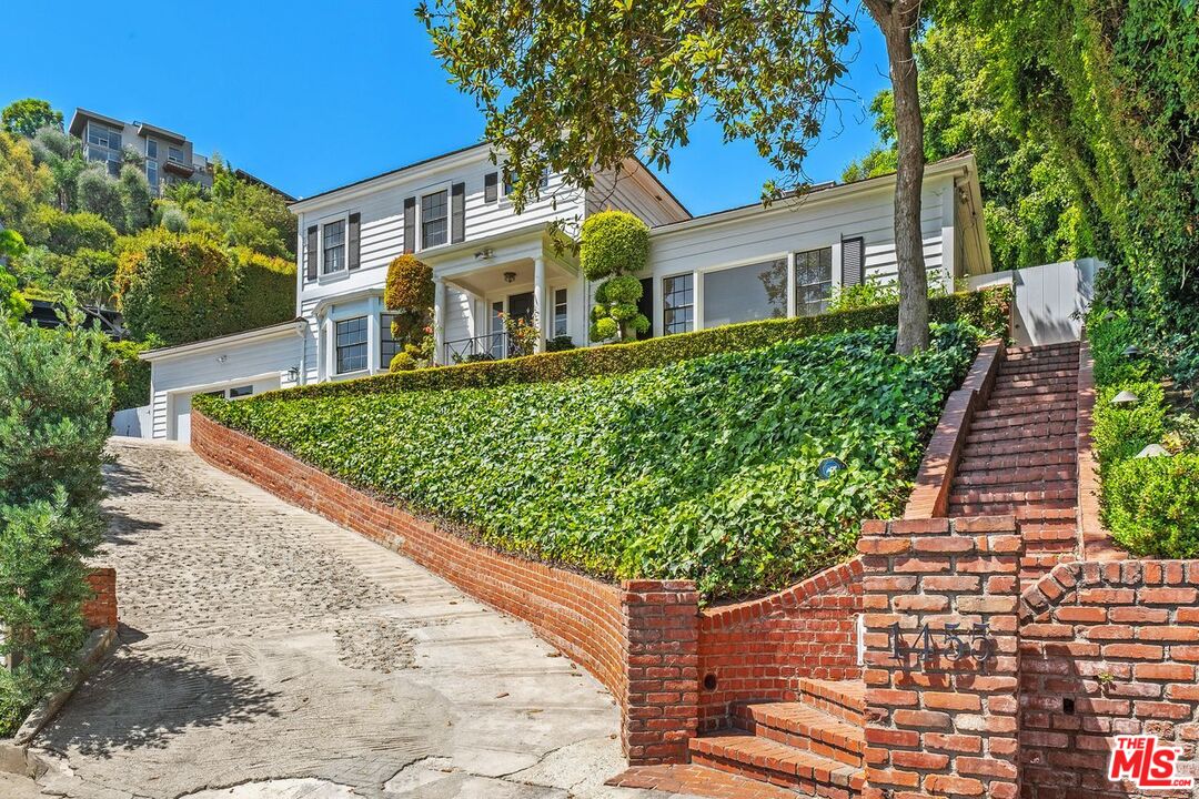 Los Angeles, California, 90069, United States, 4 Bedrooms Bedrooms, ,2 BathroomsBathrooms,Residential,For Sale,1700120