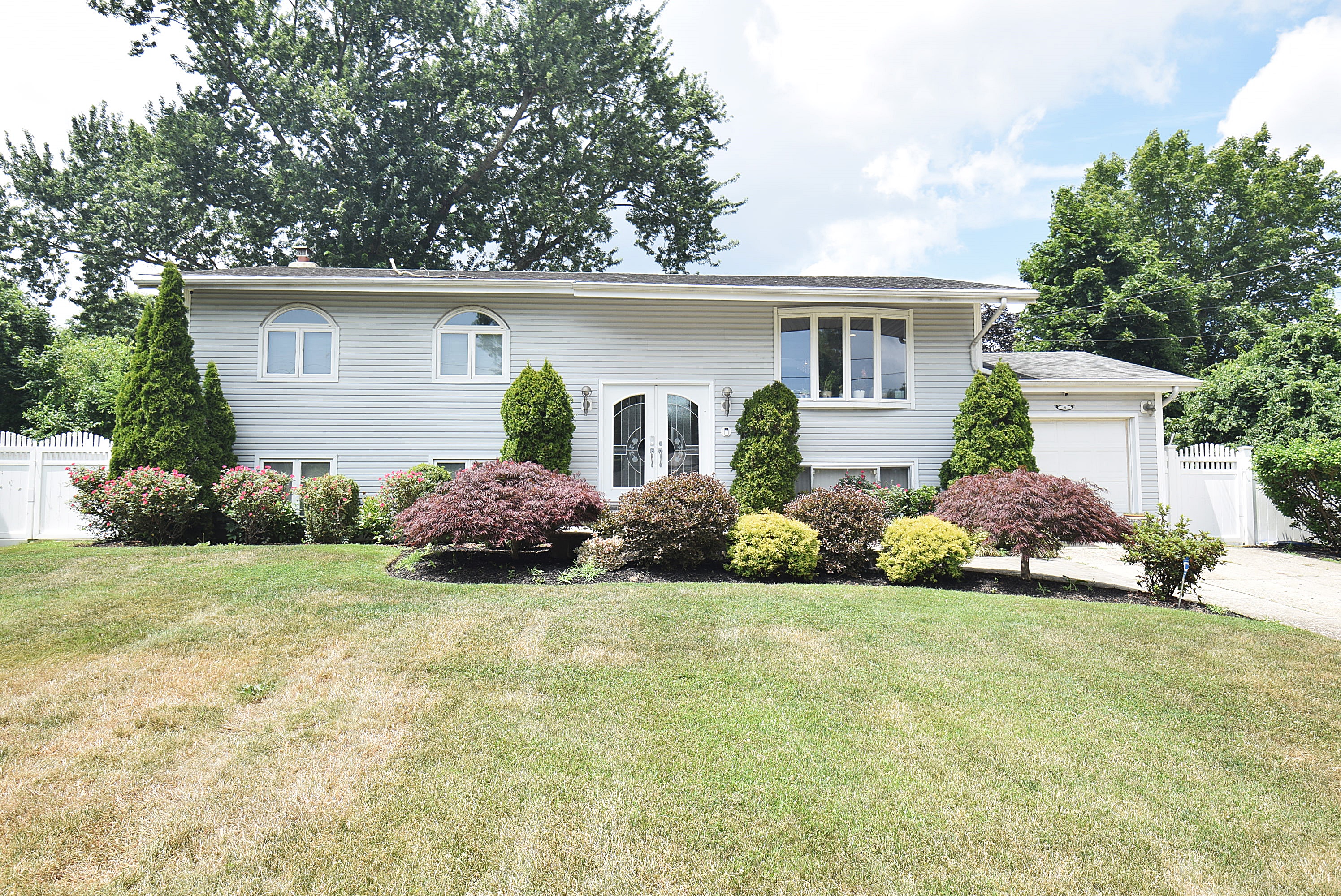 Wheatley Heights, New York, 11798, United States, 5 Bedrooms Bedrooms, ,2 BathroomsBathrooms,Residential,For Sale,1892743