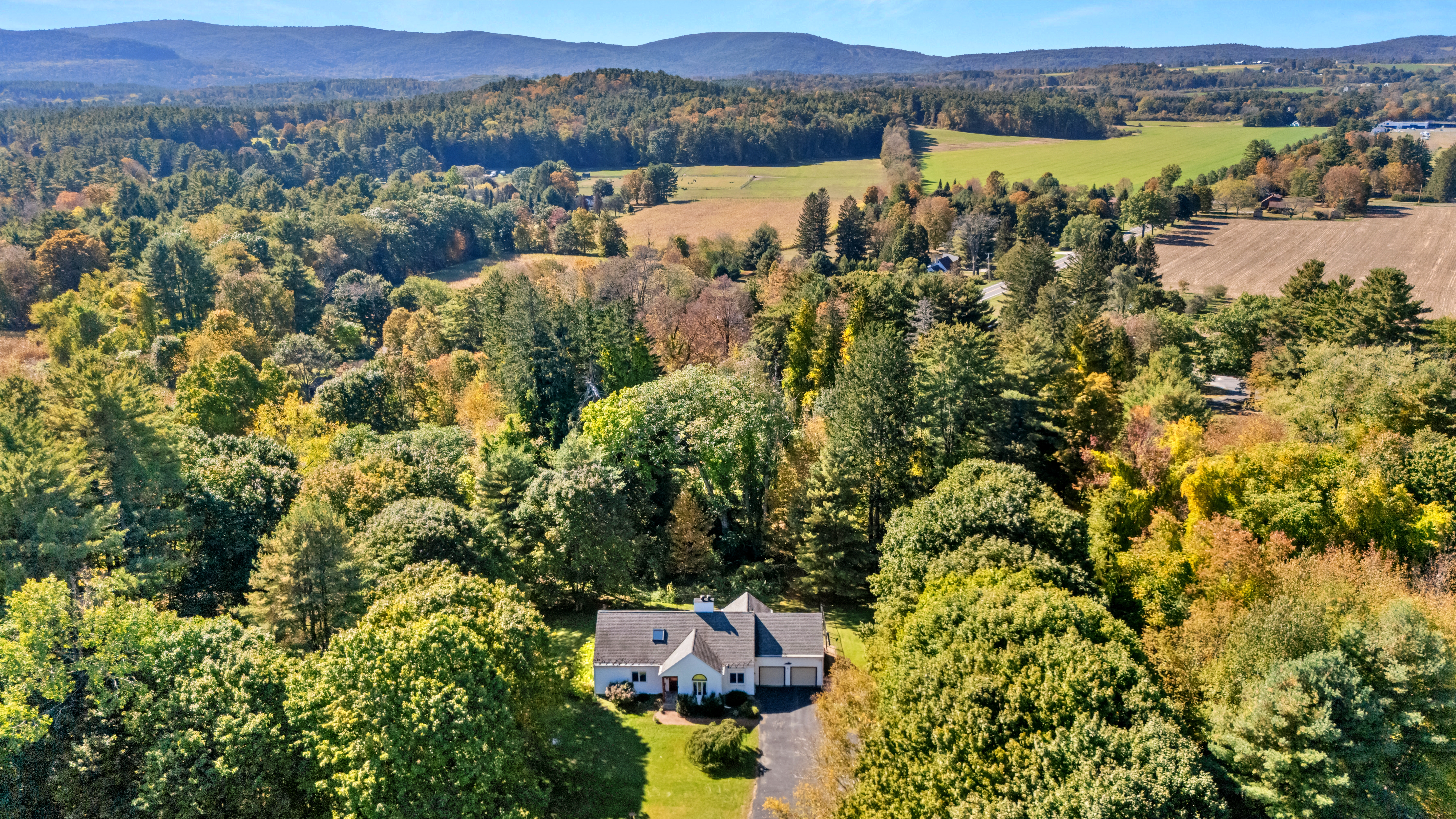  Stunning 2.4-Acre Retreat in Cornwall Estates: Updated & Move-In Ready - 物件實景