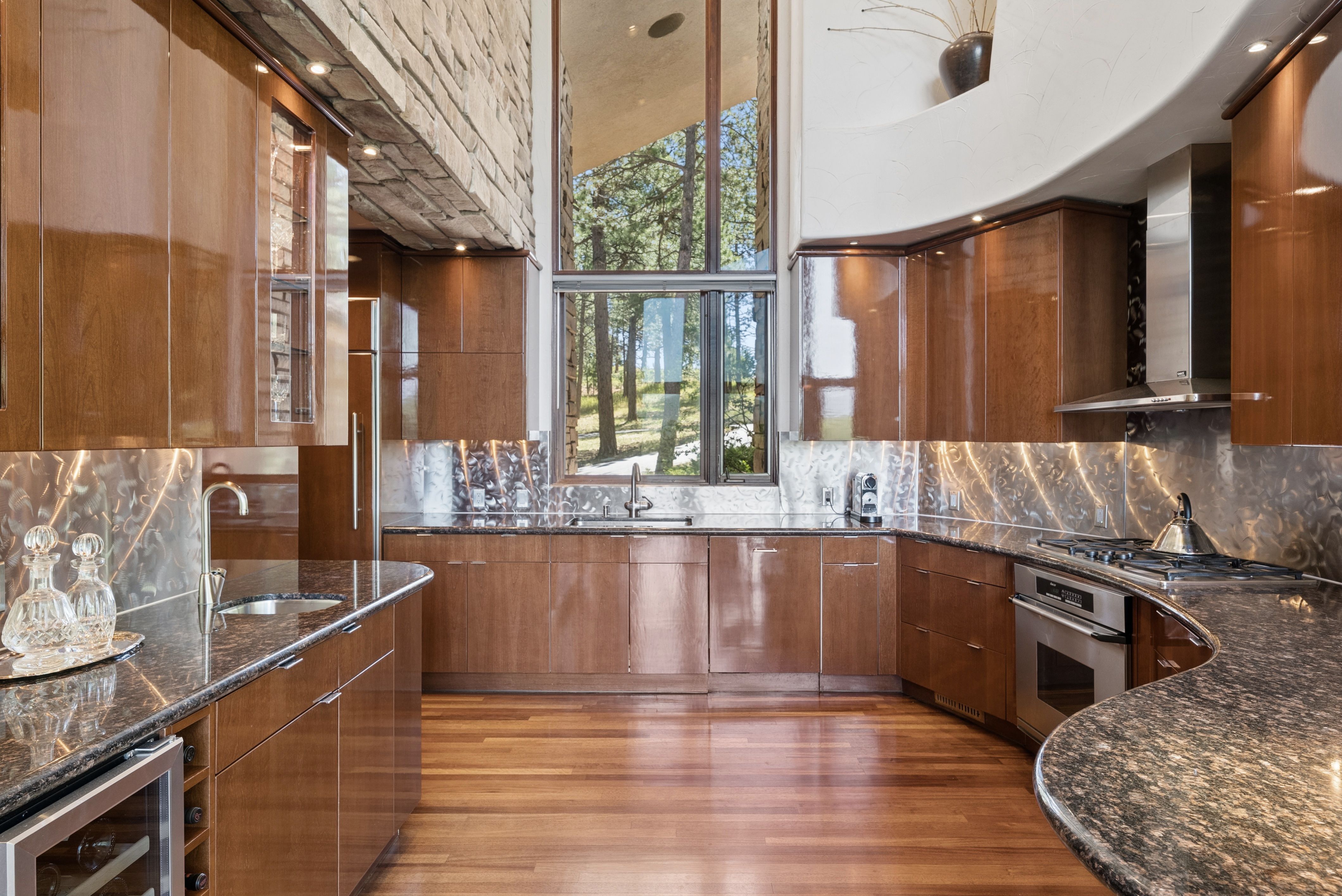  Custom Built on Over Five Acres - 物件實景