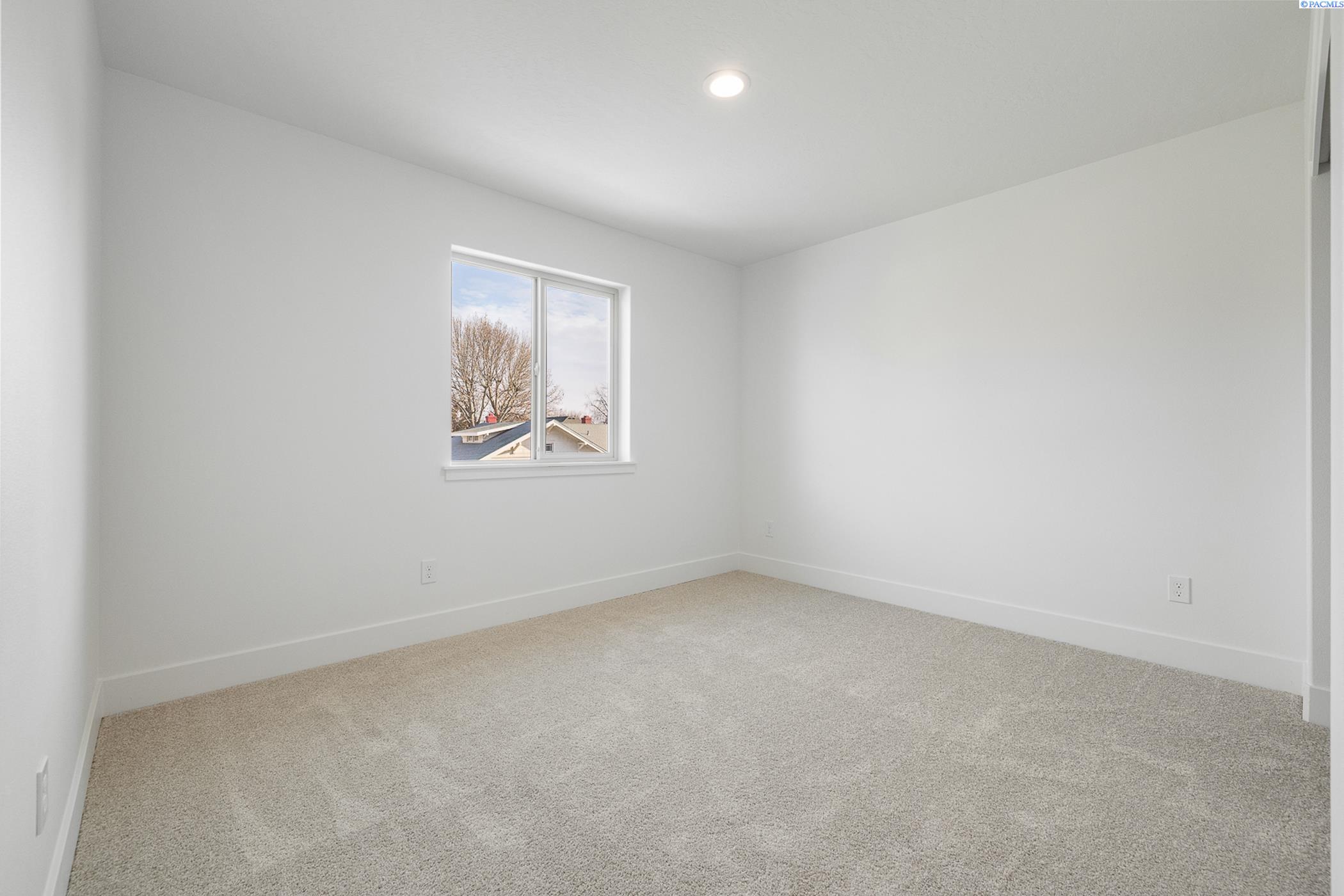 Kennewick, Washington, 99337, United States, 7 Bedrooms Bedrooms, ,Residential,For Sale,1949661