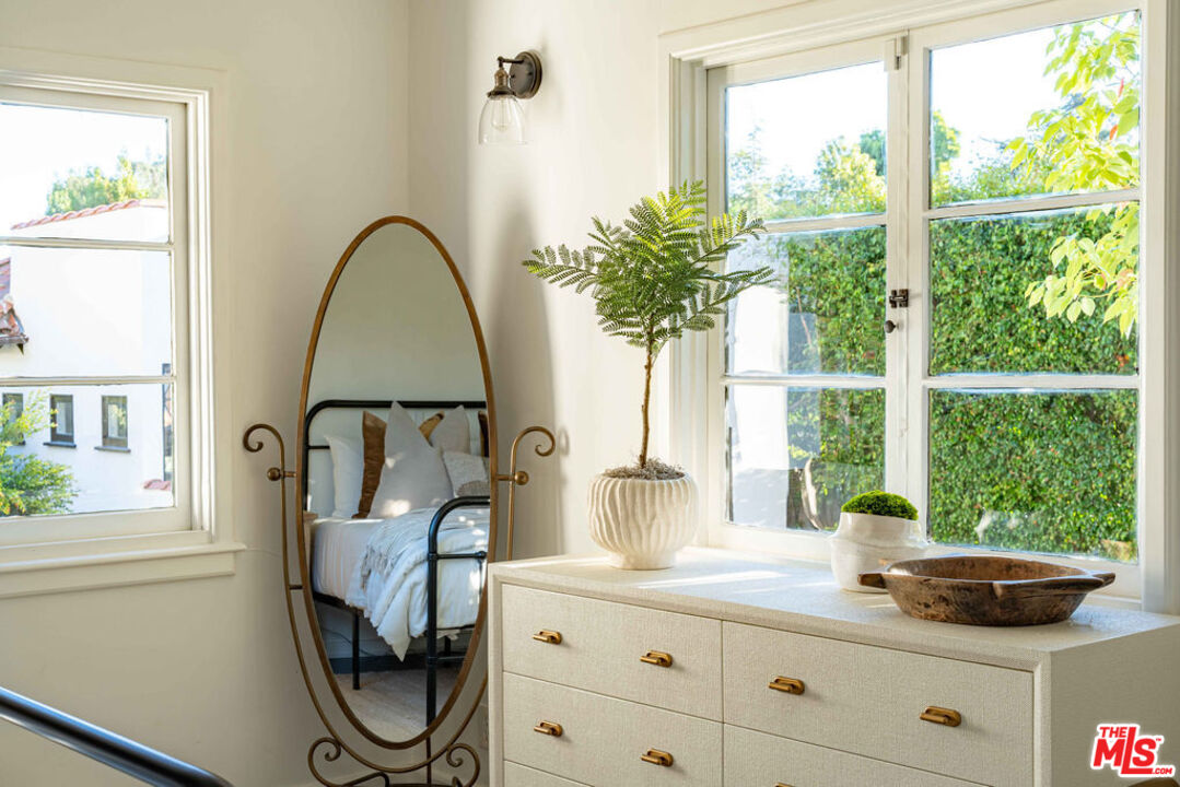 Los Angeles, California, 90004, United States, 4 Bedrooms Bedrooms, ,5 BathroomsBathrooms,Residential,For Sale,1989433