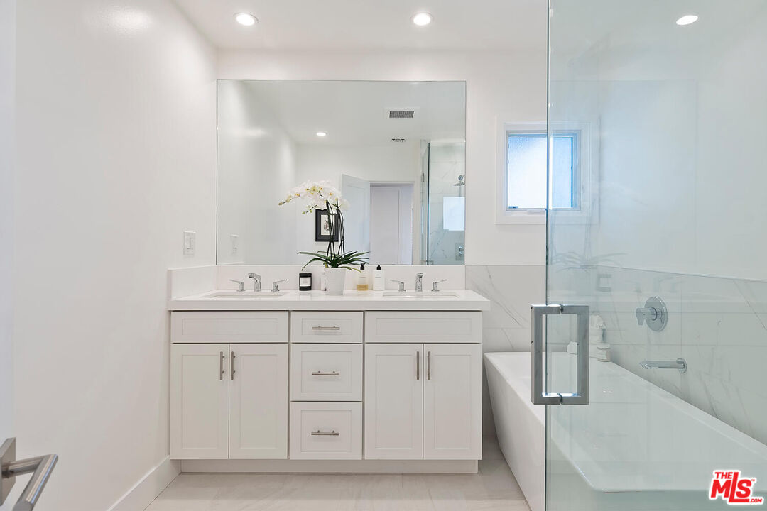 Sherman Oaks, California, 91403, United States, 3 Bedrooms Bedrooms, ,2 BathroomsBathrooms,Residential,For Sale,1940952