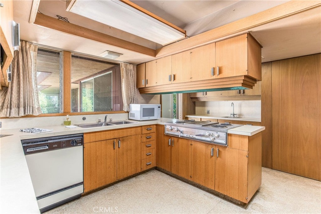 Redlands, California, 92373, United States, 4 Bedrooms Bedrooms, ,1 BathroomBathrooms,Residential,For Sale,1899993