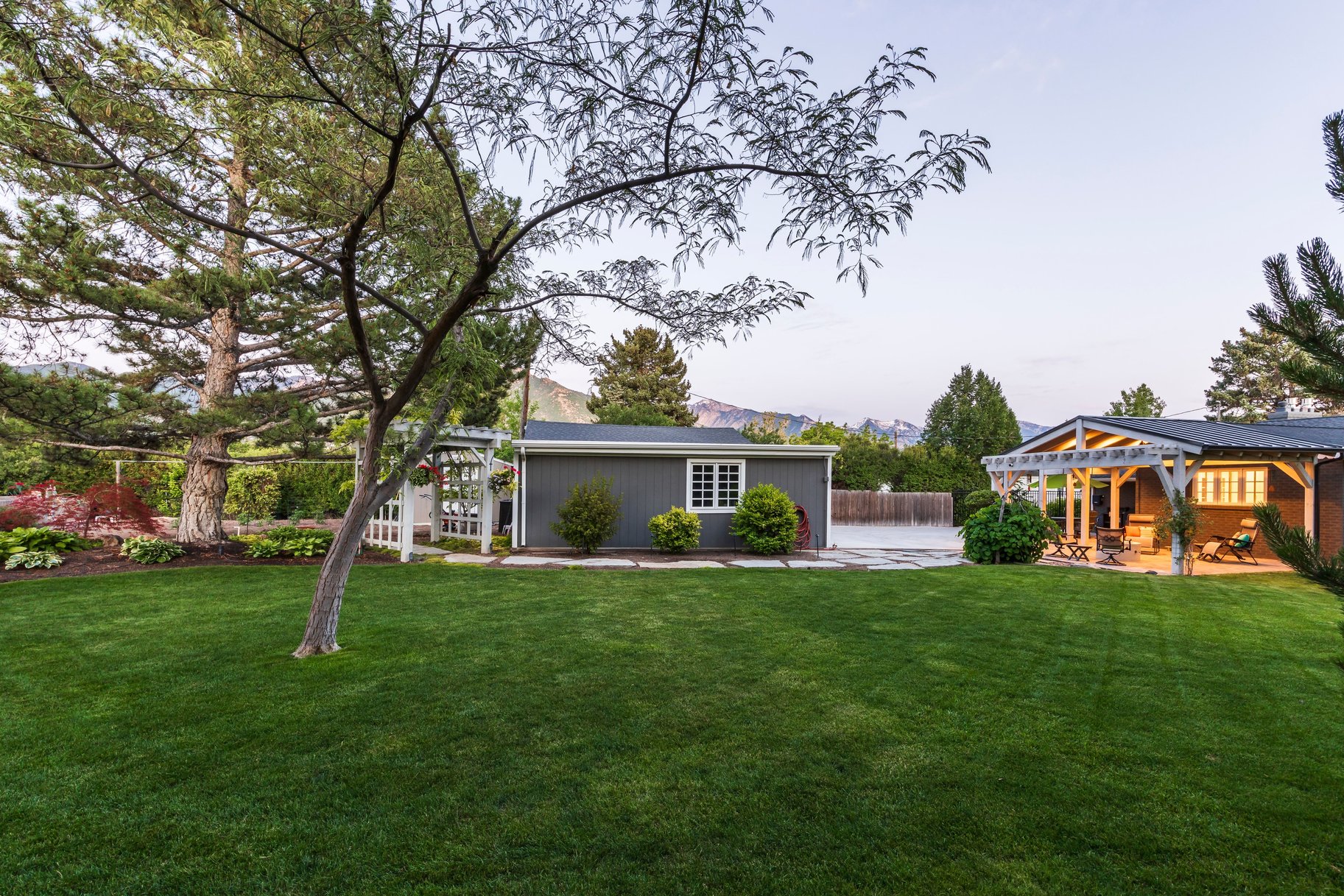  Tastefully Updated Holladay Rambler on .60 acre Manicured Lot - 物件實景