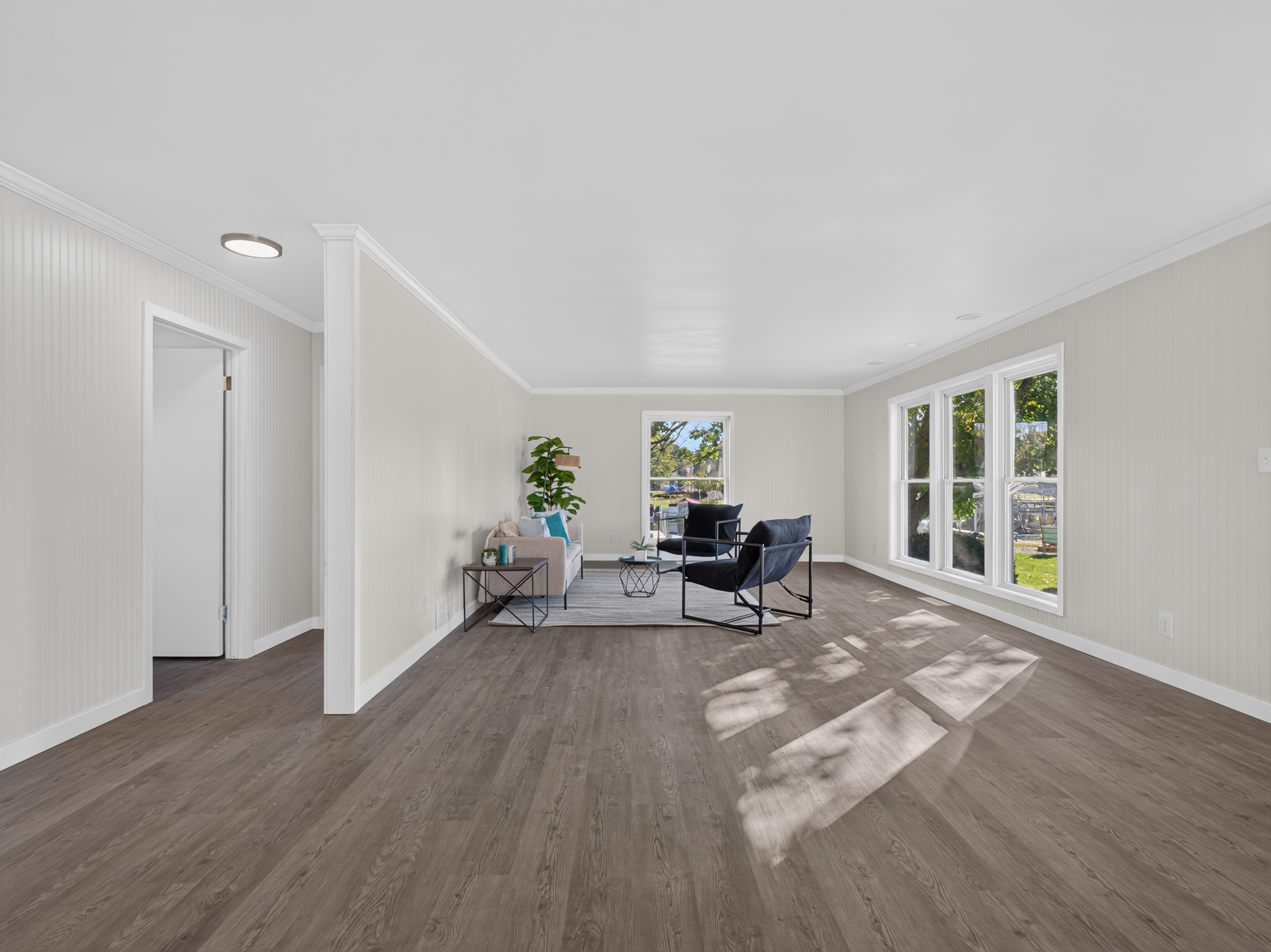  Beautifully Remodeled 4 Bedroom Home Featuring Lakefront Living - 物件實景