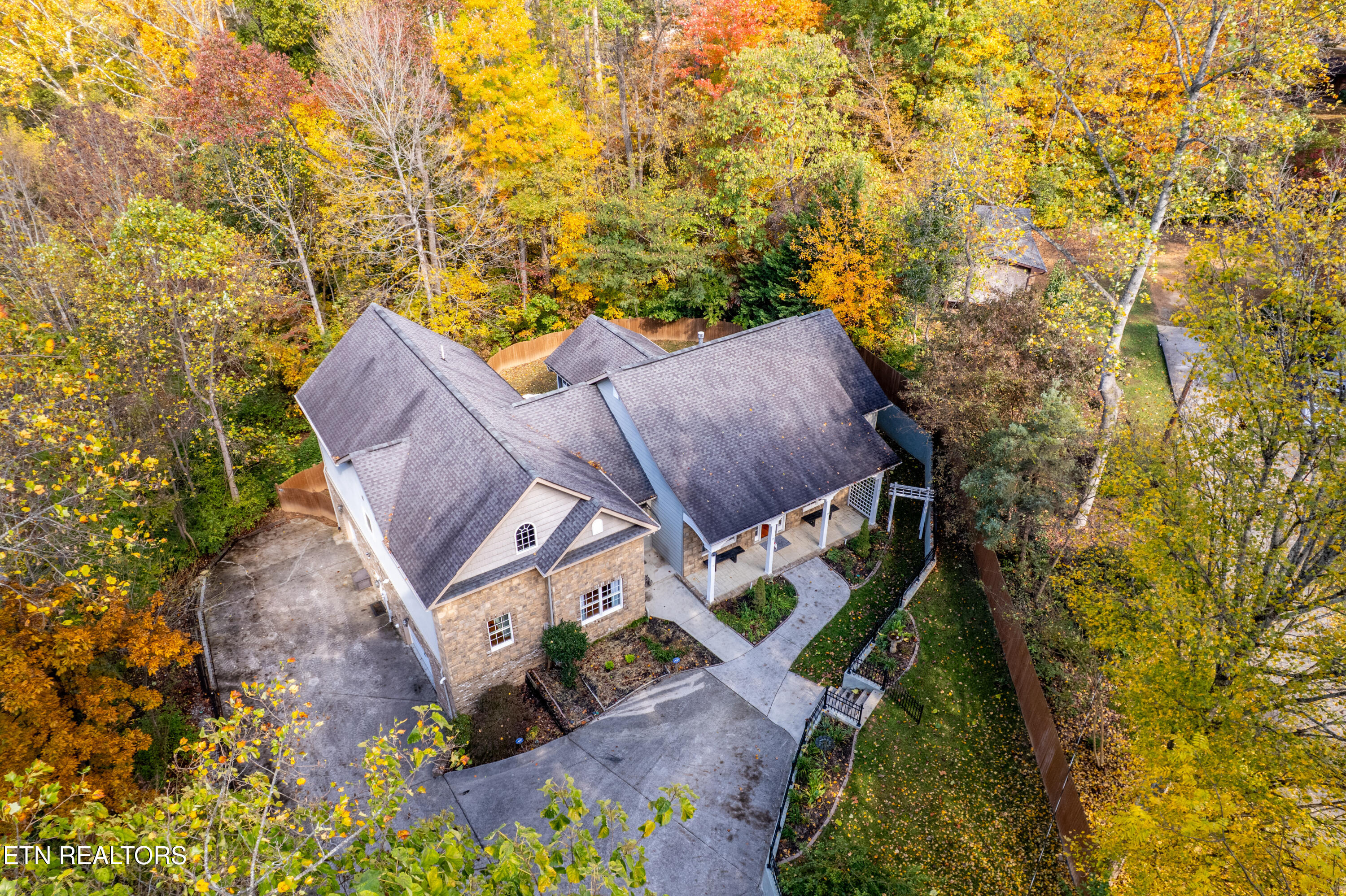 Maryville, Tennessee, 37803, United States, 4 Bedrooms Bedrooms, ,5 BathroomsBathrooms,Residential,For Sale,1984597