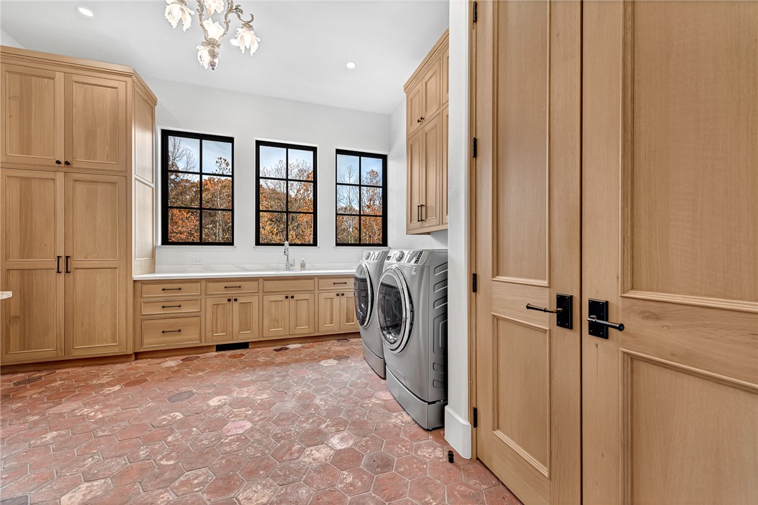 Fayetteville, Arkansas, 72704, United States, 4 Bedrooms Bedrooms, ,5 BathroomsBathrooms,Residential,For Sale,1993299