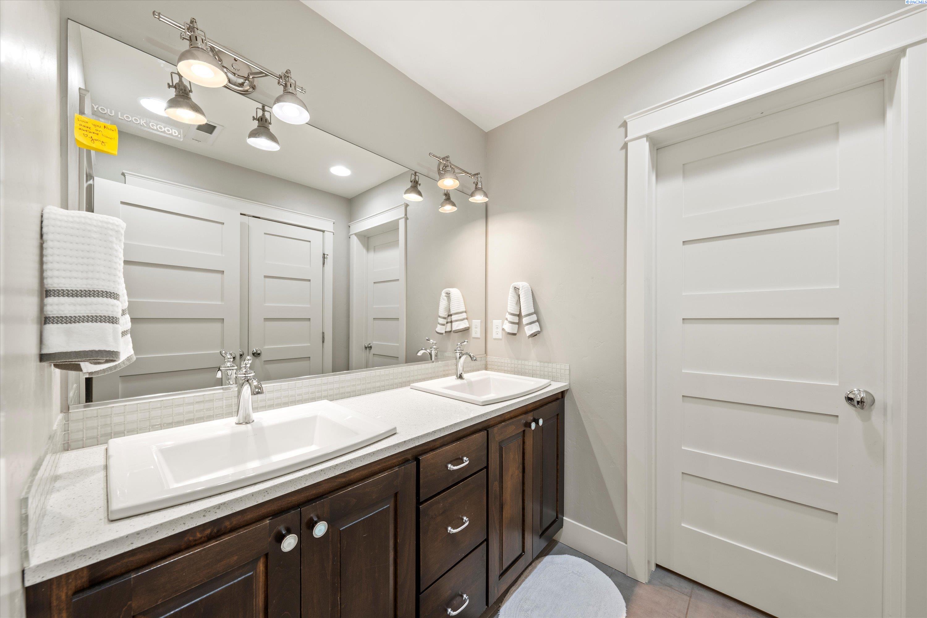 Richland, Washington, 99352, United States, 5 Bedrooms Bedrooms, ,3 BathroomsBathrooms,Residential,For Sale,1987518