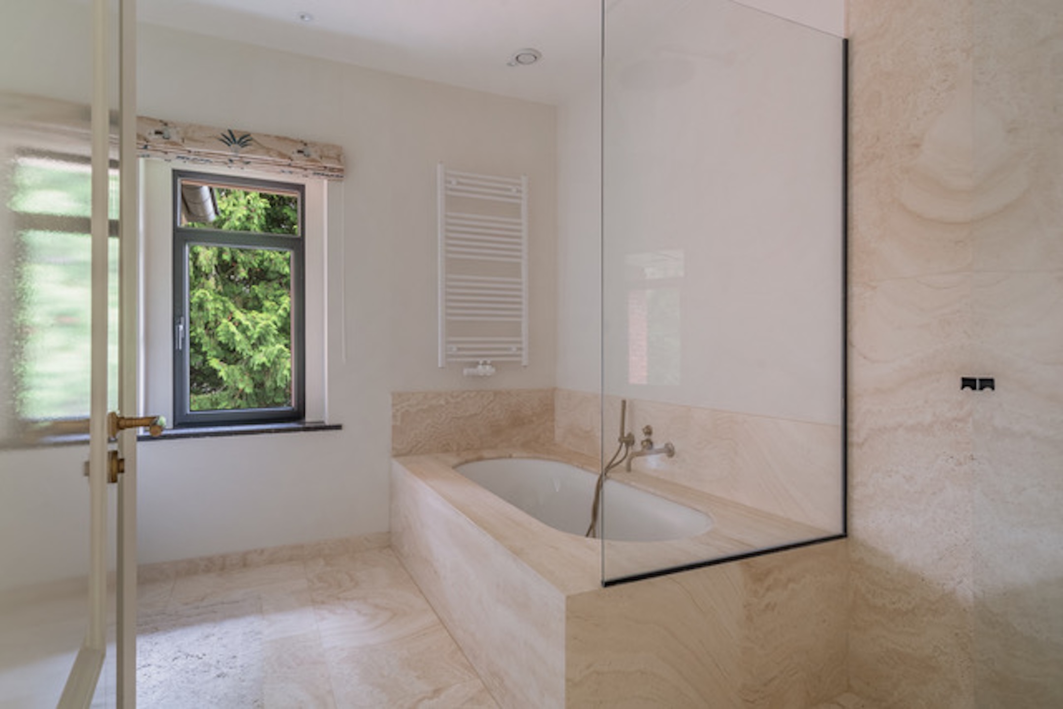  Spacious, turn-key family villa with swimming pool and guest accommodation - 物件實景