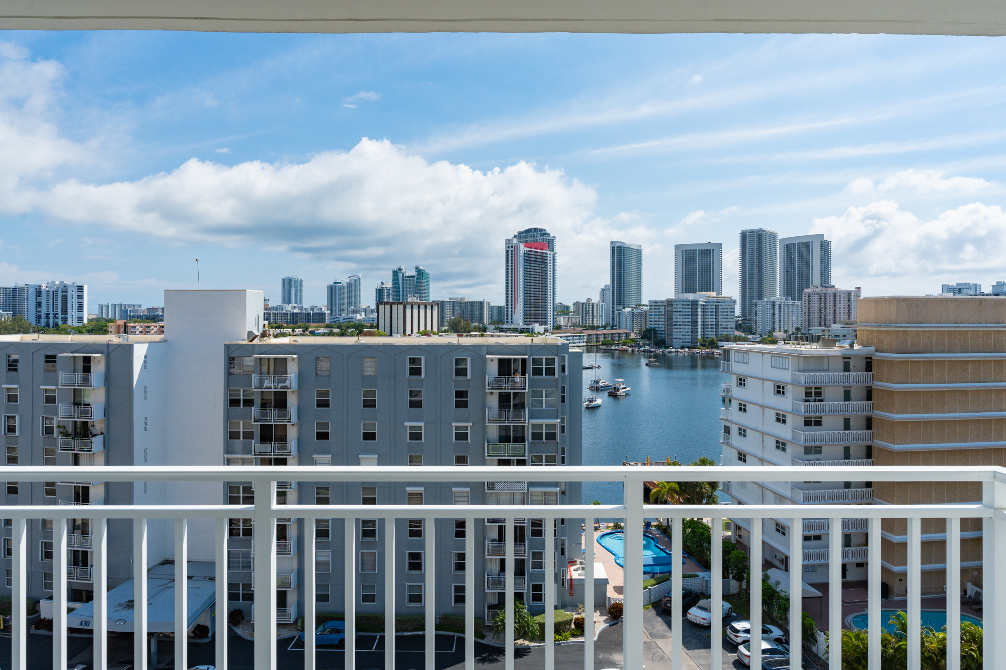  427 Golden Isles Dr, Hallandale Beach, FL, 33009 - 物件實景