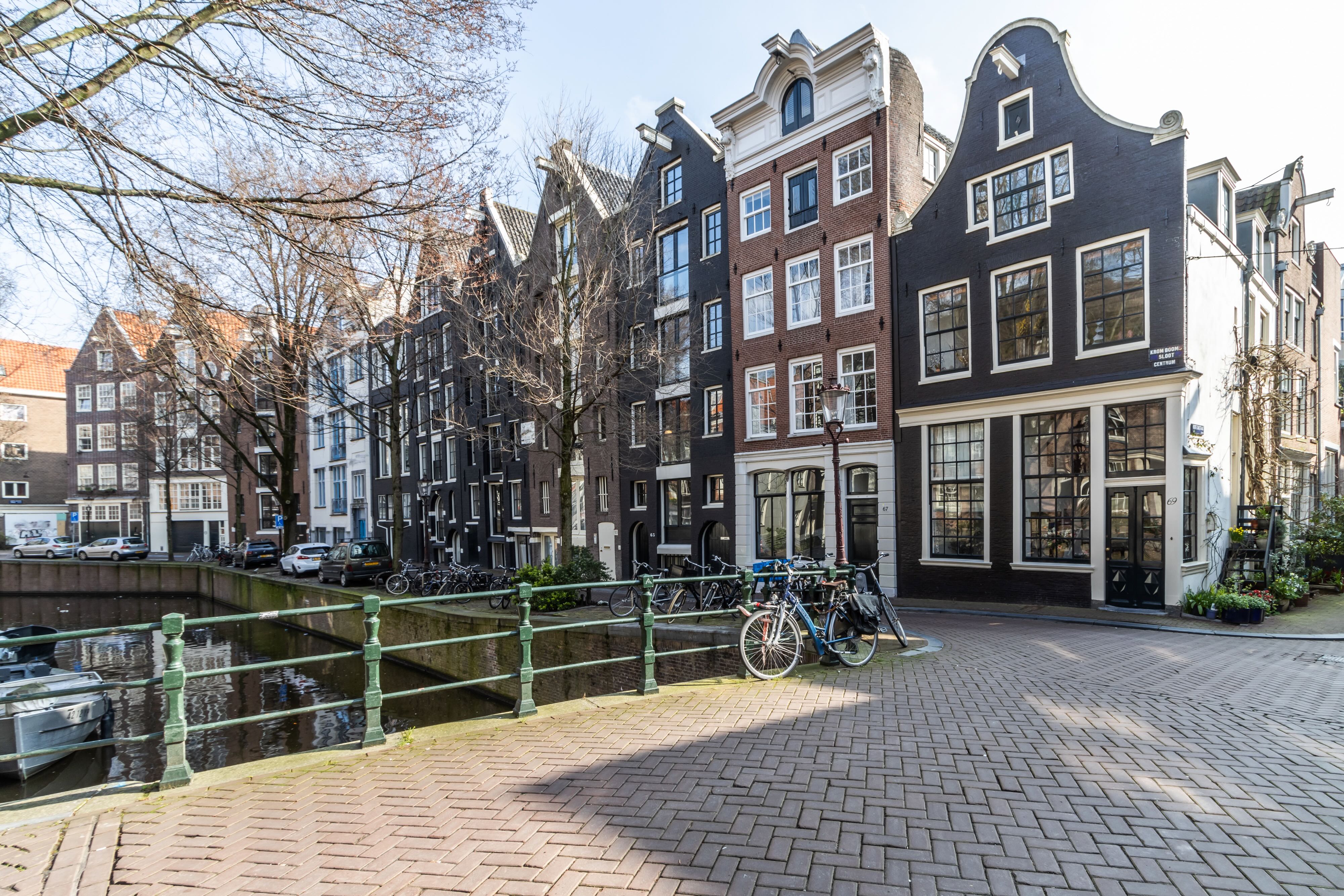 Entire canal house with elevator in the city centre