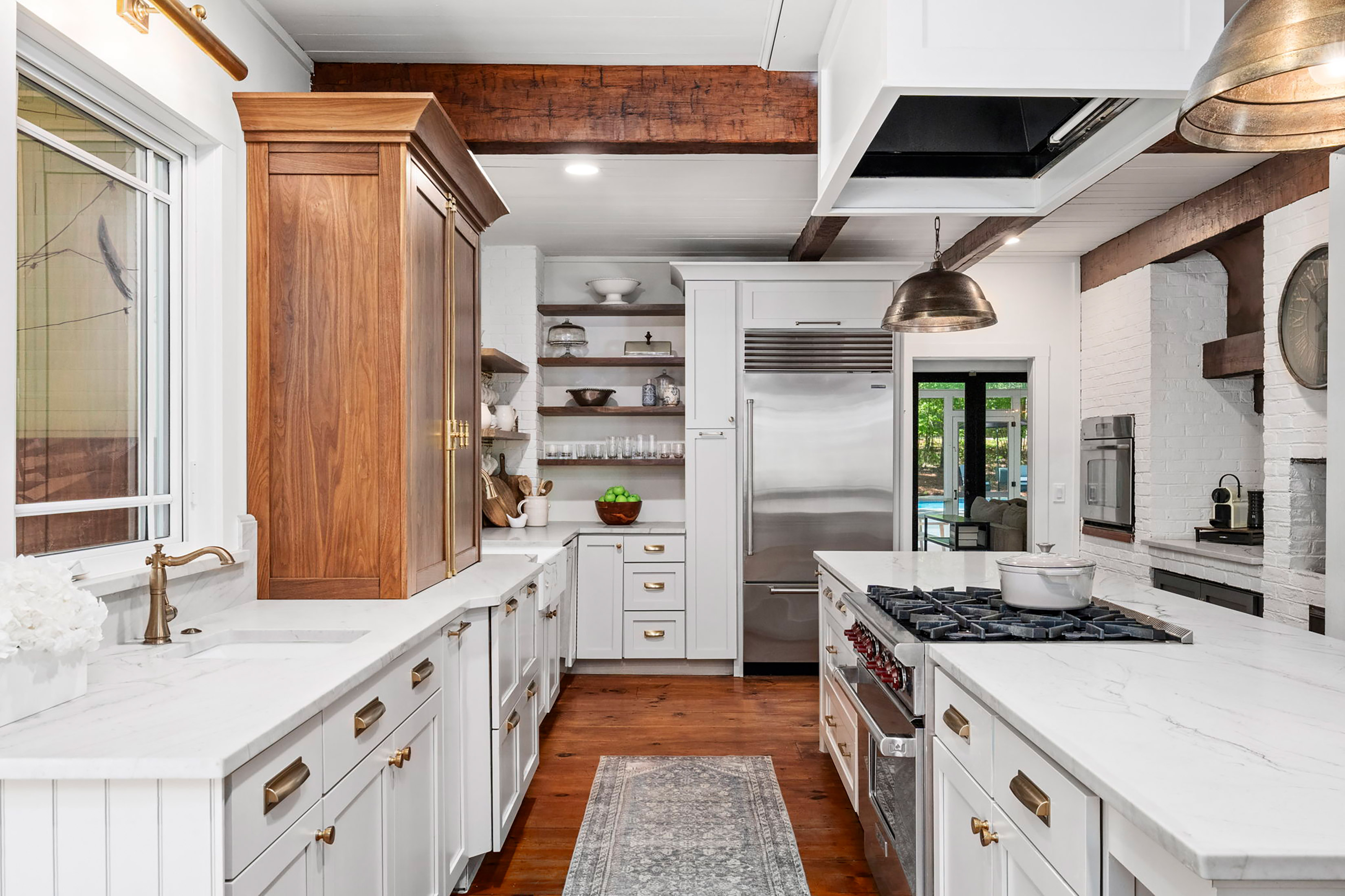  Live Timeless in Coveted Farmhouse on 4+ Private Gated Acres In Roswell - 物件實景