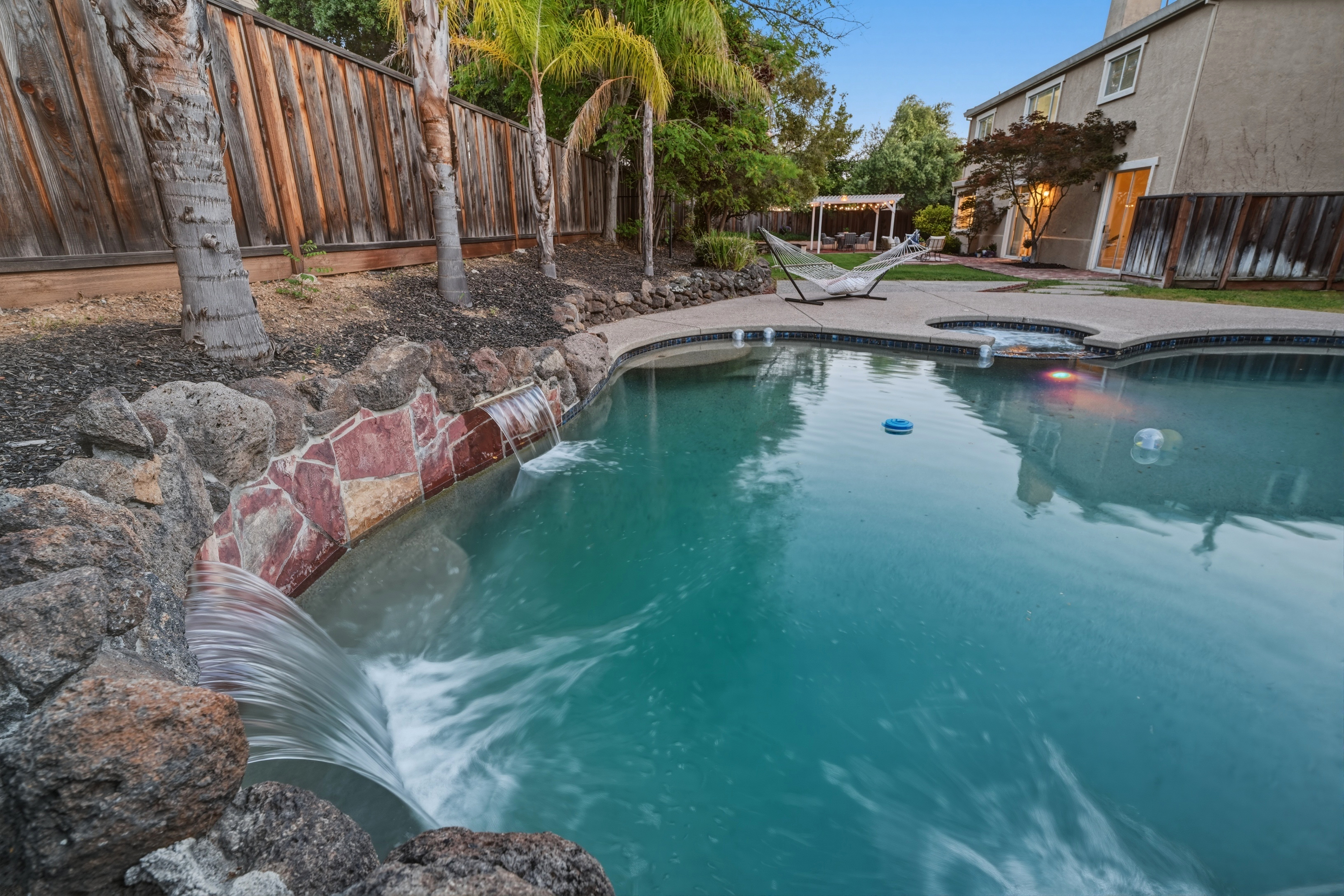  Peaceful Retreat with Pool and Serene Backyard - 物件實景