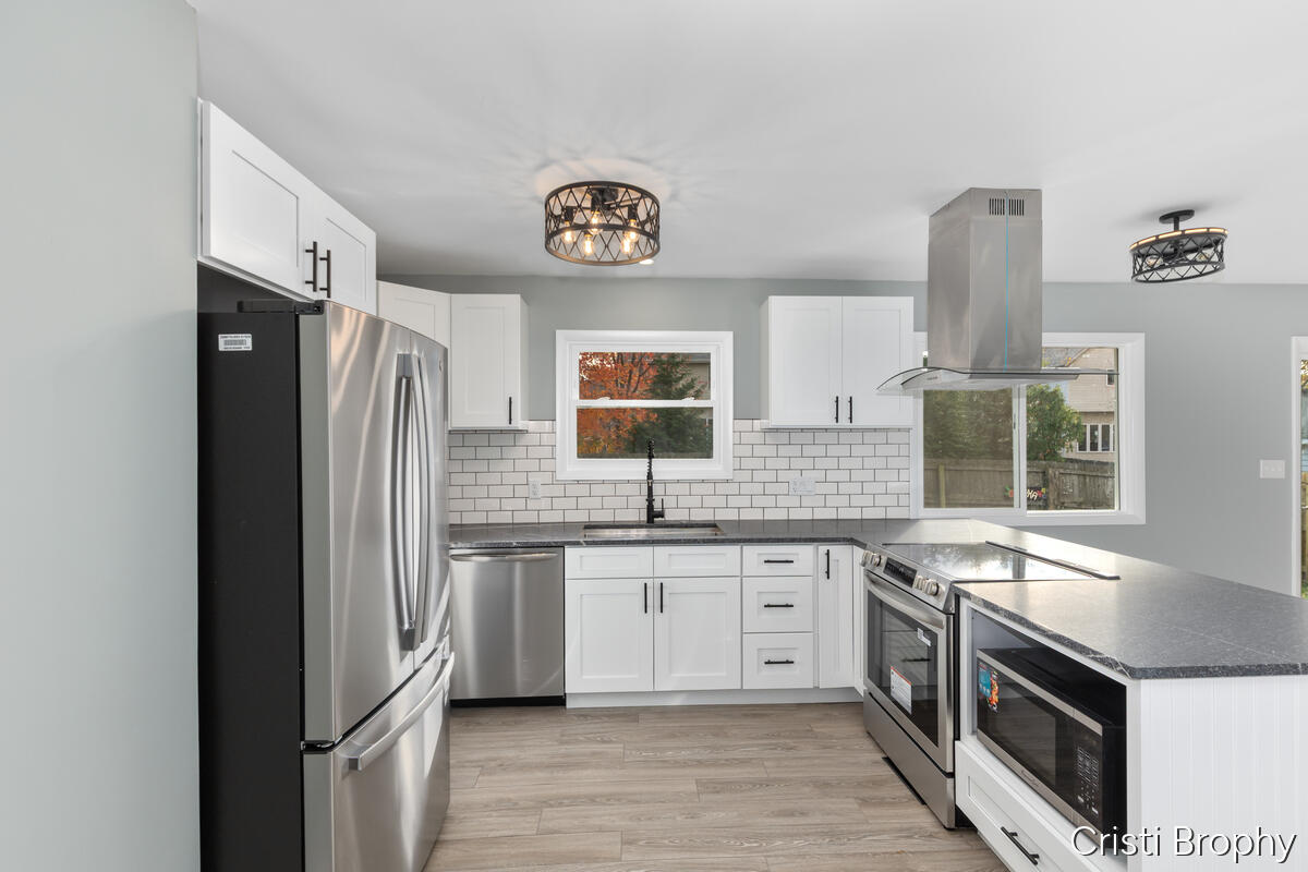 Grand Rapids, Michigan, 49506, United States, 4 Bedrooms Bedrooms, ,3 BathroomsBathrooms,Residential,For Sale,1989098