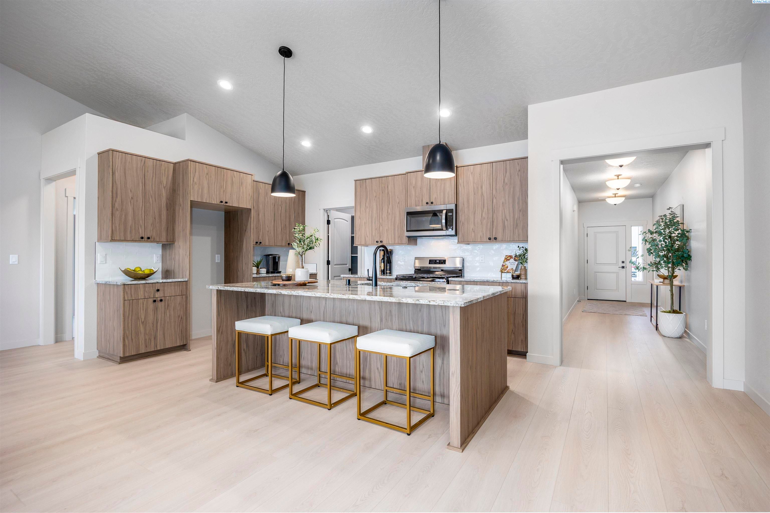 Richland, Washington, 99352, United States, 4 Bedrooms Bedrooms, ,3 BathroomsBathrooms,Residential,For Sale,1980389