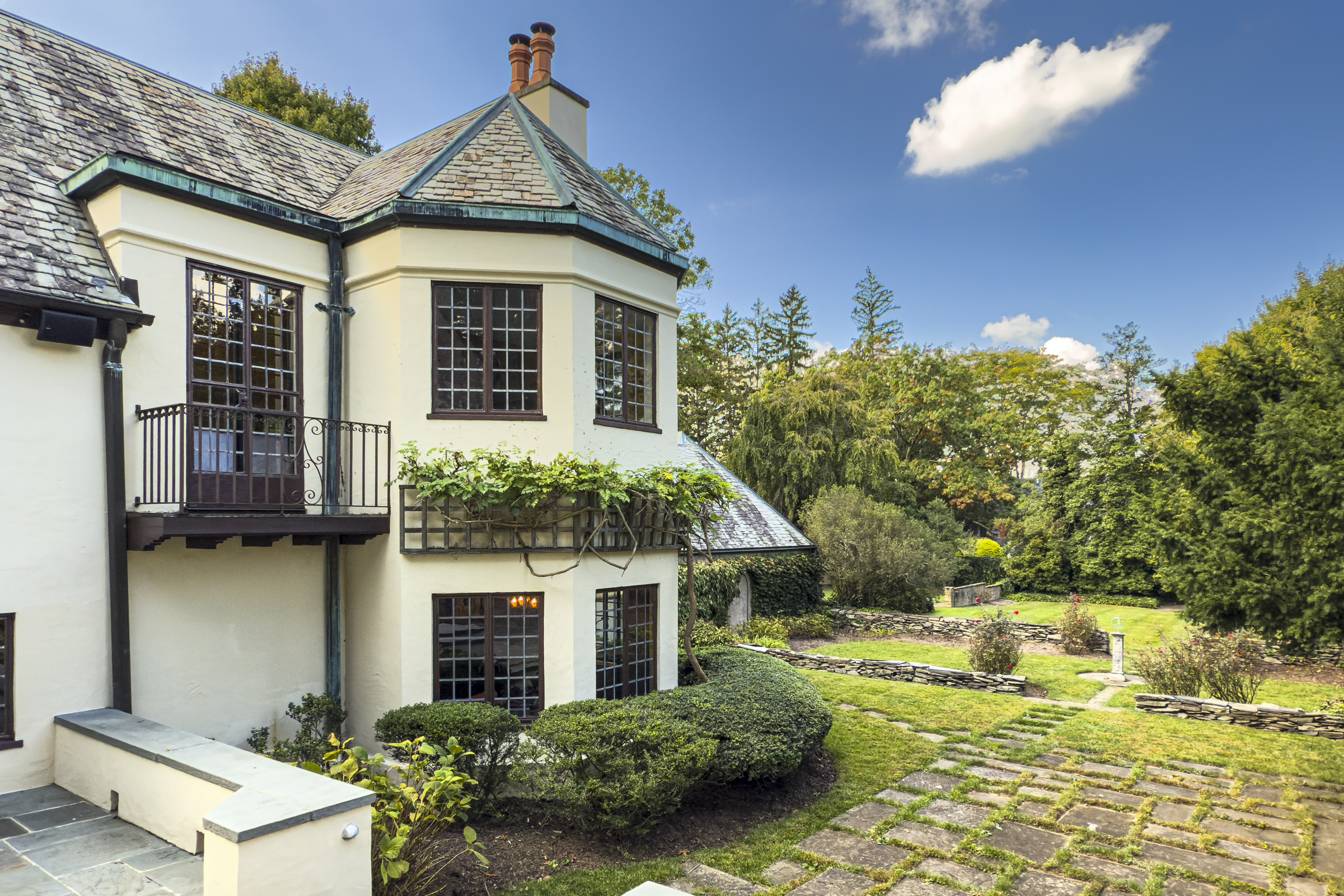  Modernized Tudor on a Magnificent Oversized Lot - 物件實景