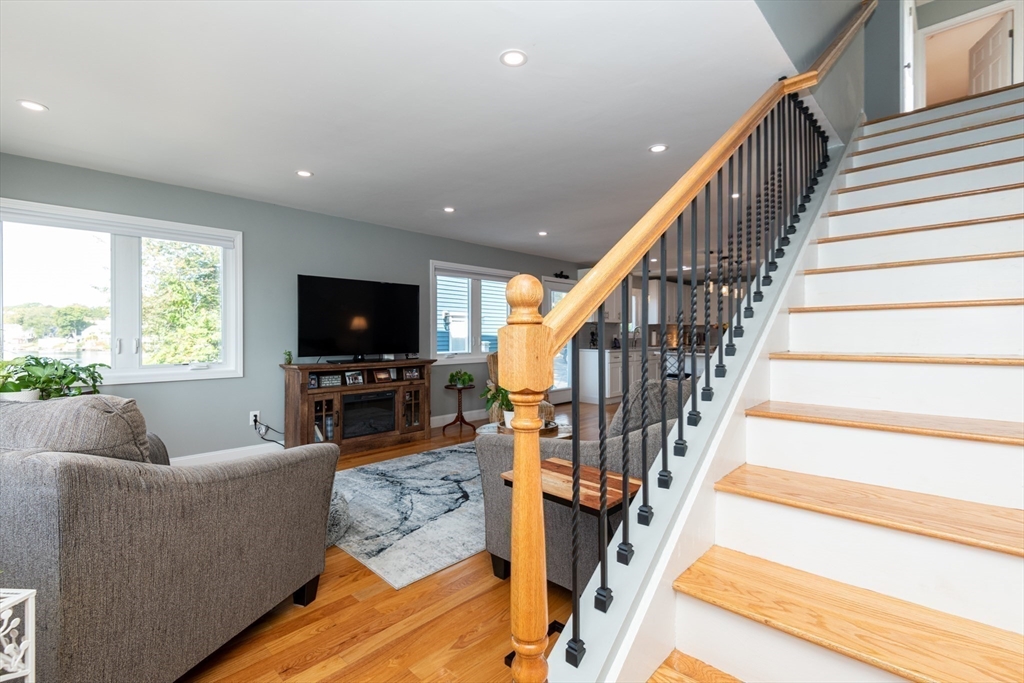 Lynn, Massachusetts, 01904, United States, 2 Bedrooms Bedrooms, ,4 BathroomsBathrooms,Residential,For Sale,1975841