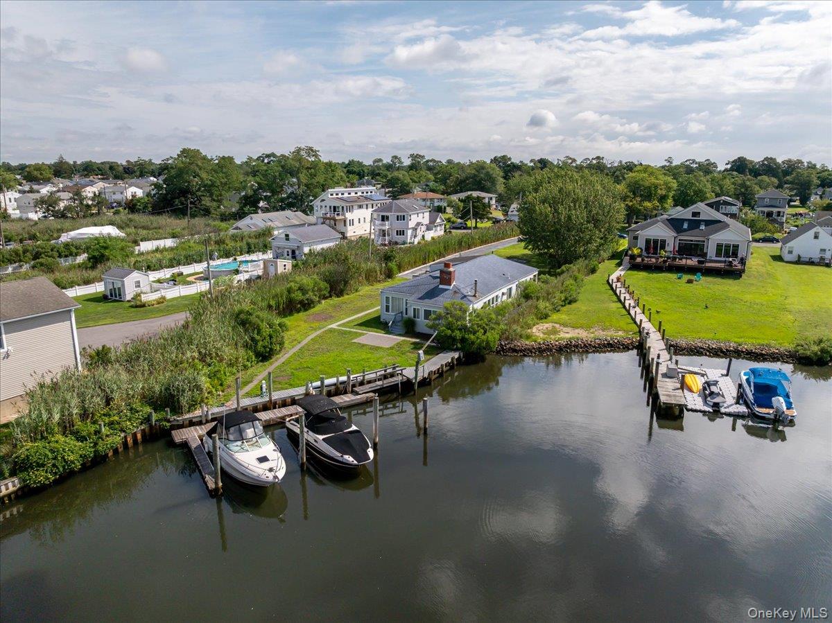Riverdale Ave, Massapequa, NY 11758