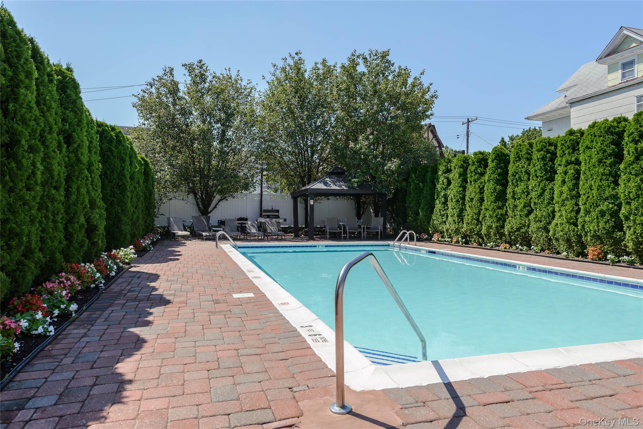  242 Maple Avenue, Westbury, NY, 11590 - 物件實景