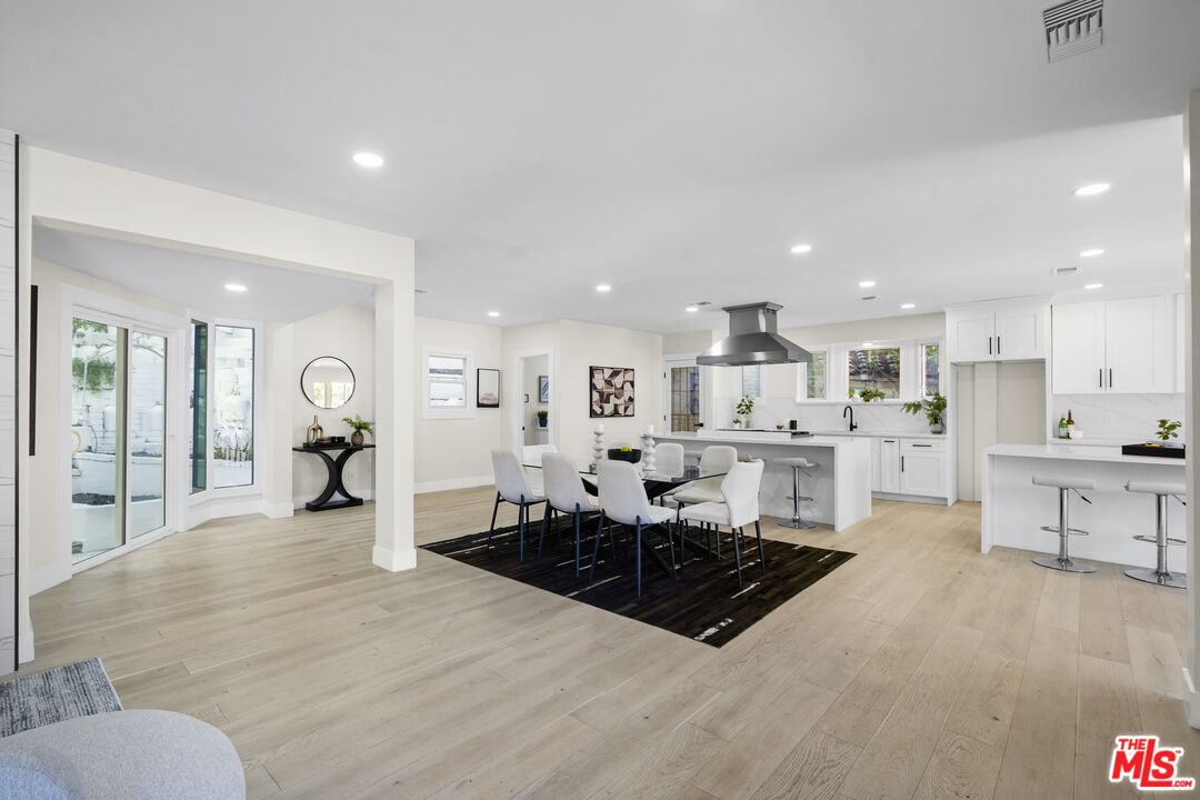 Los Angeles, California, 90068, United States, 5 Bedrooms Bedrooms, ,4 BathroomsBathrooms,Residential,For Sale,1892047