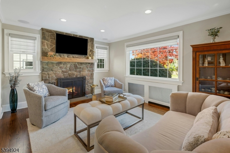 Verona Twp., New Jersey, 07044, United States, 4 Bedrooms Bedrooms, ,3 BathroomsBathrooms,Residential,For Sale,1992064