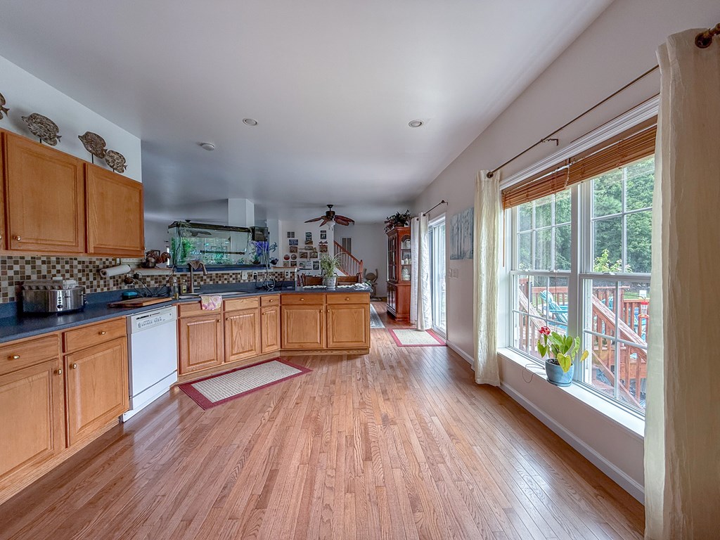Craddockville, Virginia, 23341, United States, 4 Bedrooms Bedrooms, ,3 BathroomsBathrooms,Residential,For Sale,1891575