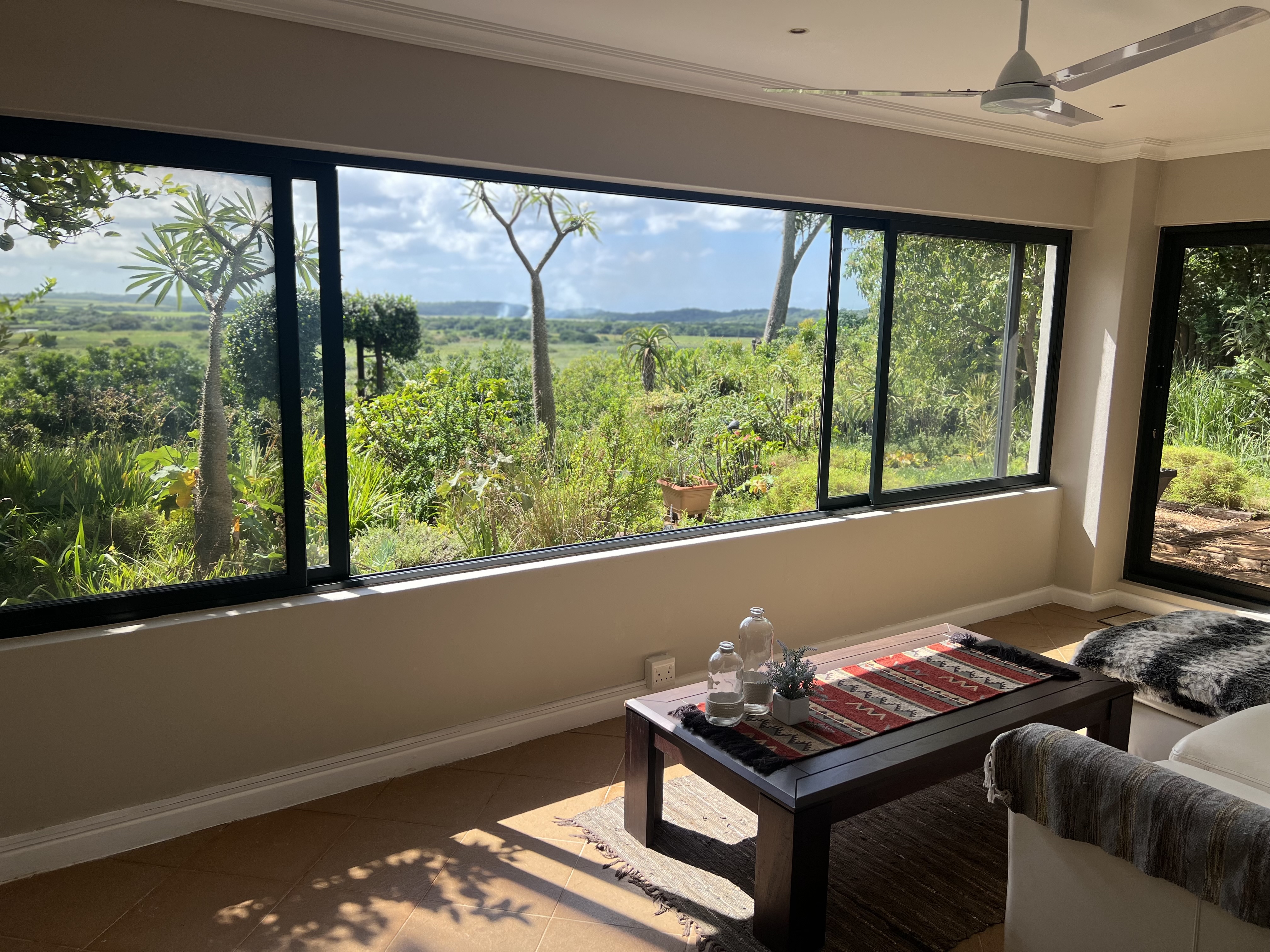  Meticulously maintained home with thoughtfully curated living spaces - 物件實景