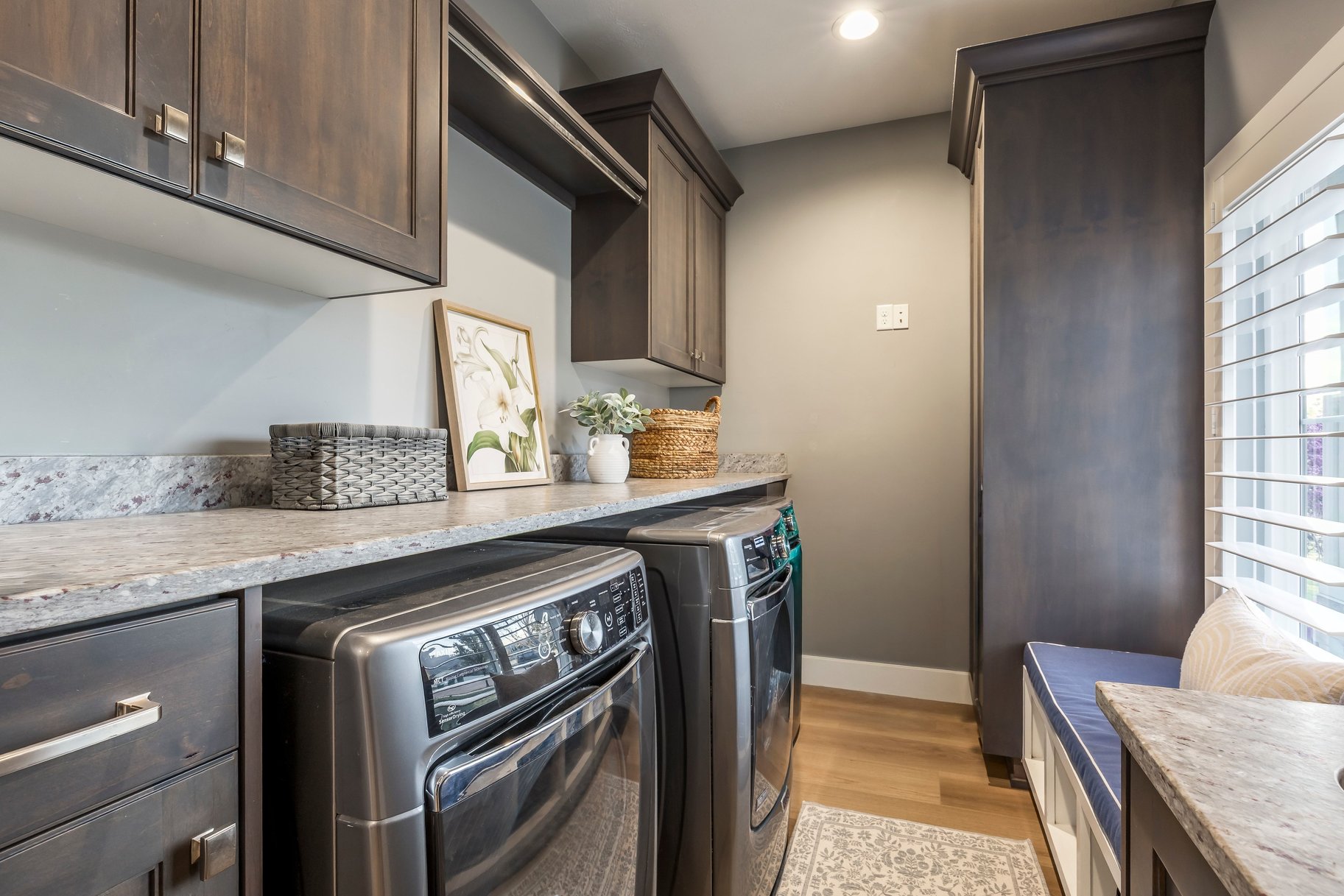  Beautiful Craftsman Rambler With Basement Apartment, Sports Pool and Pool House - 物件實景