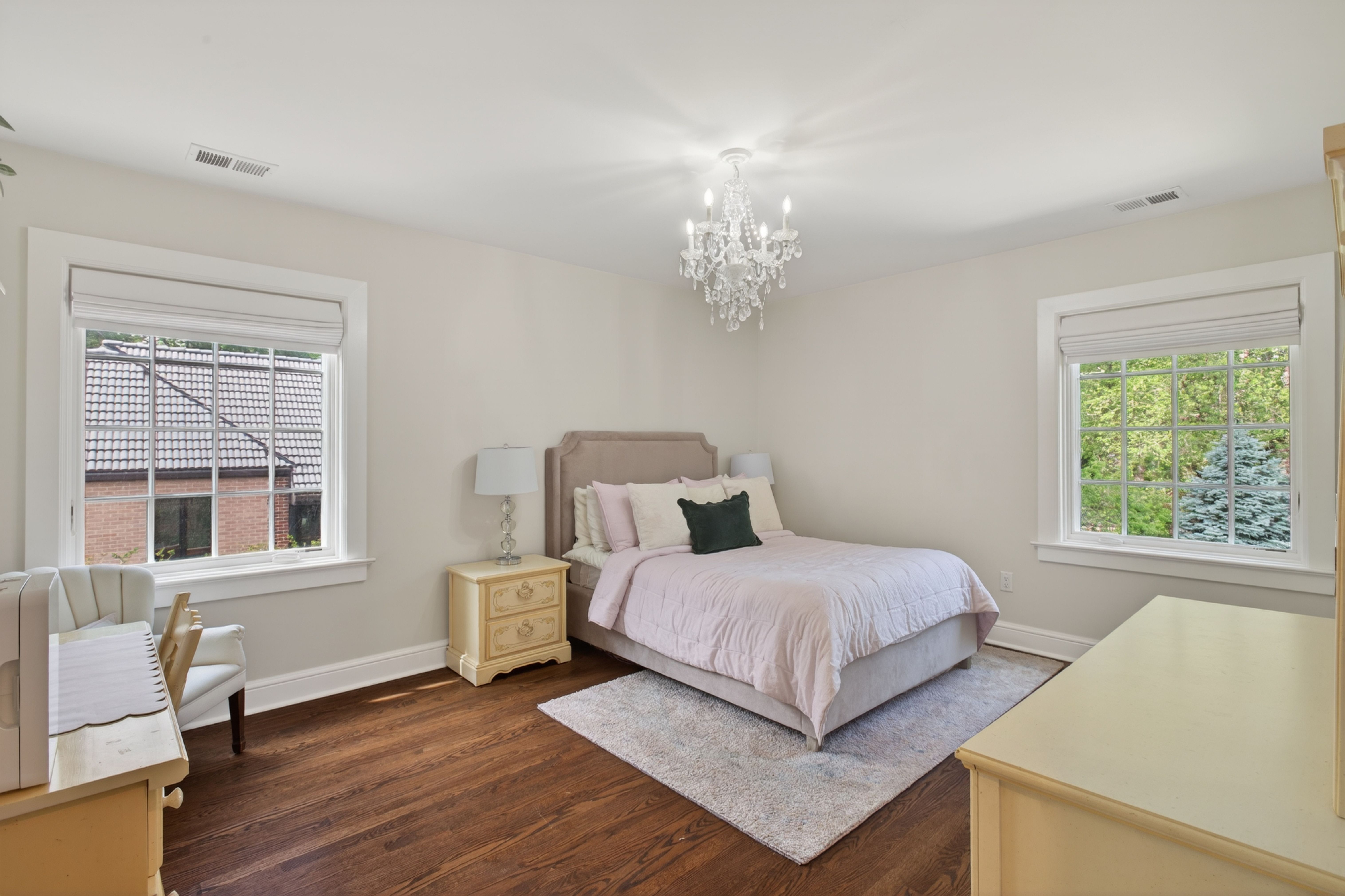  Recently renovated Hilltop Tudor is a must see - 物件實景