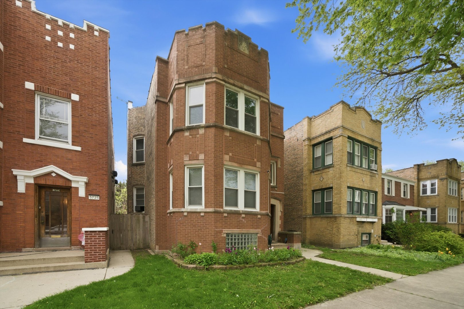 Chicago, Illinois, 60659, United States, 9 Bedrooms Bedrooms, ,Residential,For Sale,2040474