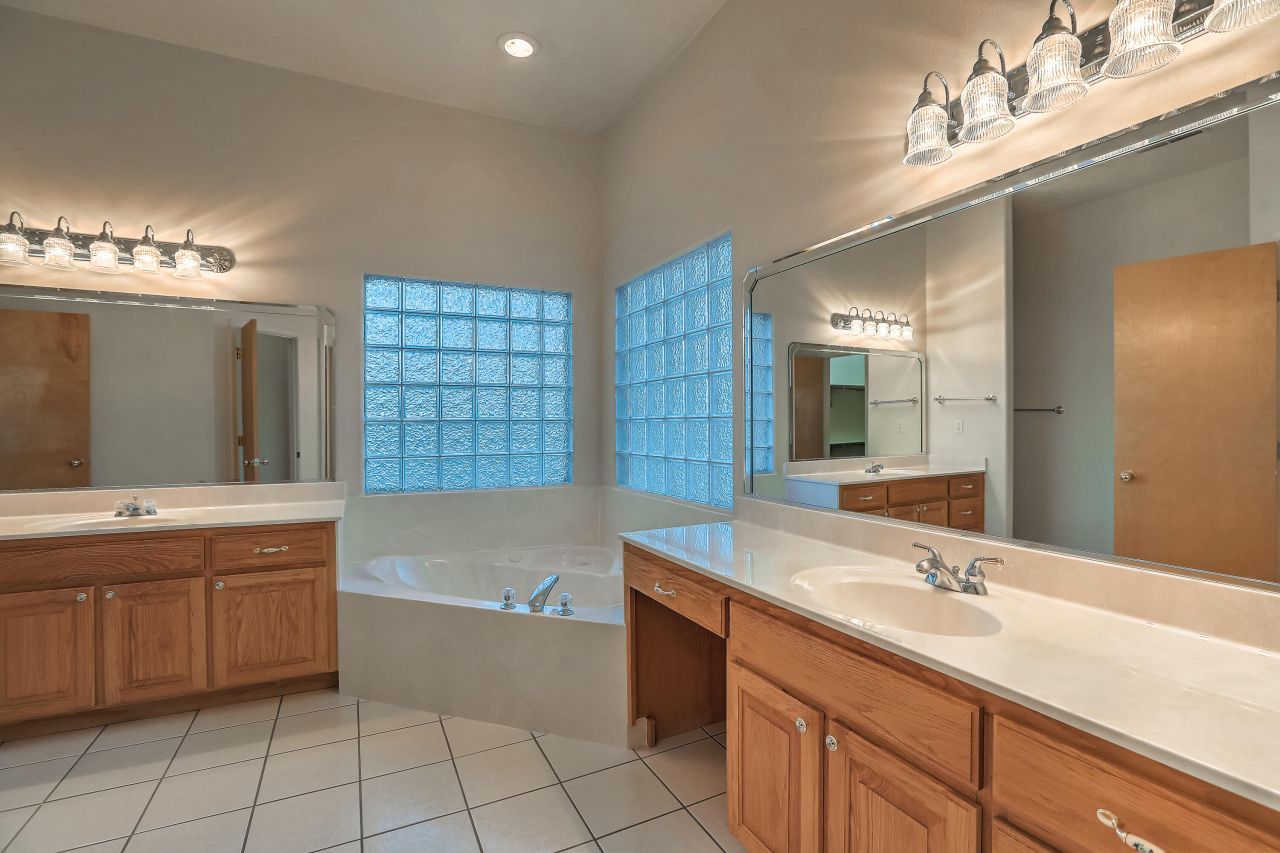 Albuquerque, New Mexico, 87105, United States, 3 Bedrooms Bedrooms, ,4 BathroomsBathrooms,Residential,For Sale,1947085