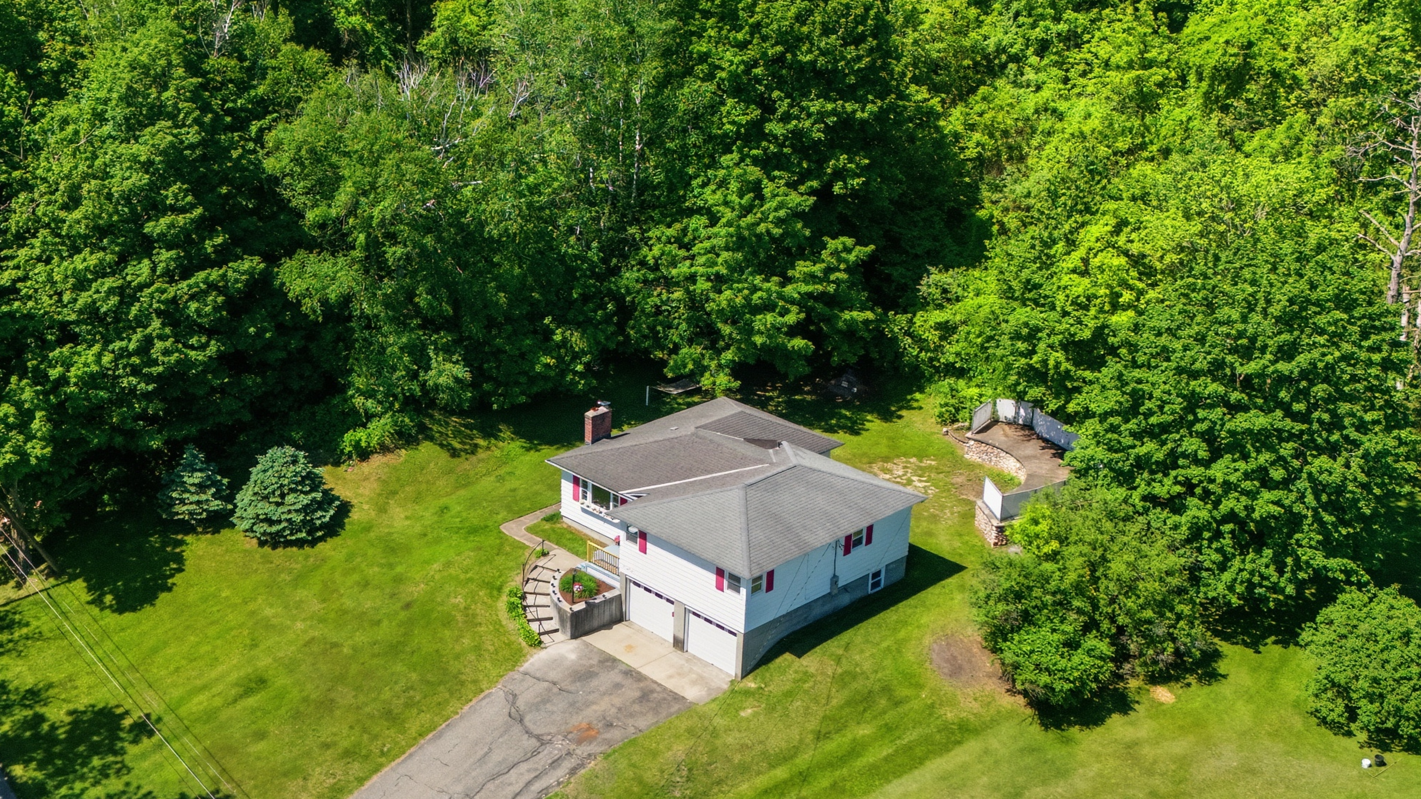  First Time Offered: Well-Maintained Split-Level on a Beautiful Berkshire Lot - 物件實景