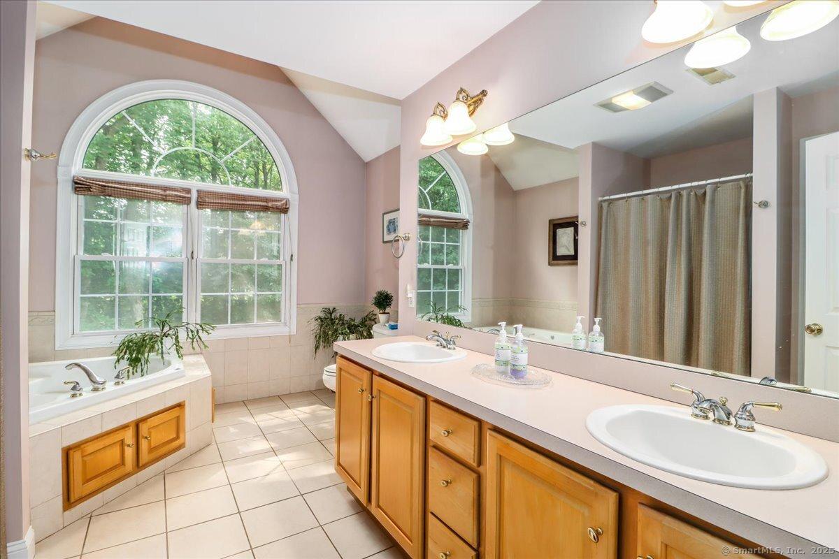 Shelton, Connecticut, 06484, United States, 5 Bedrooms Bedrooms, ,4 BathroomsBathrooms,Residential,For Sale,1943251