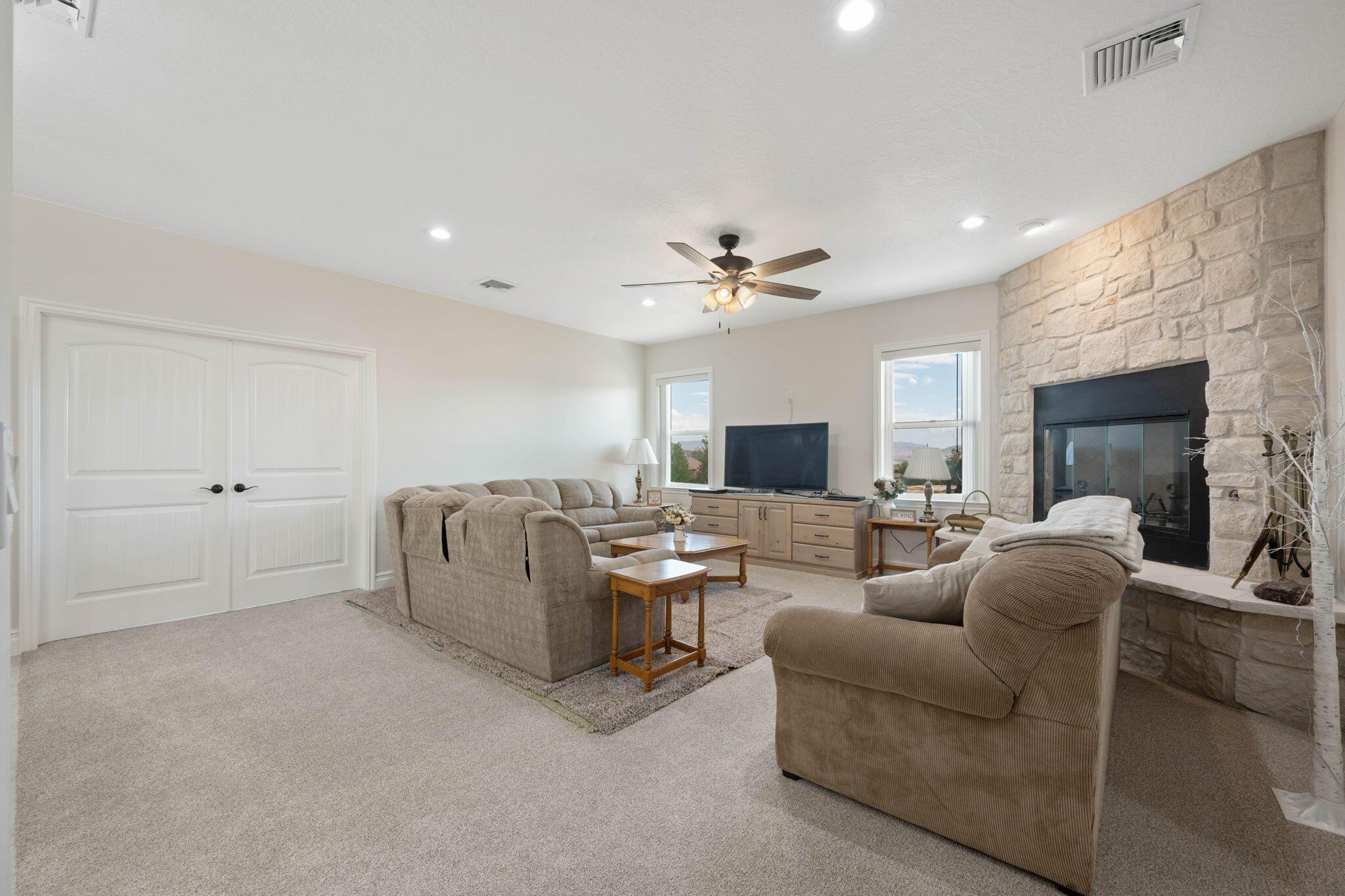 Leeds, Utah, 84746, United States, 5 Bedrooms Bedrooms, ,3 BathroomsBathrooms,Residential,For Sale,1914363