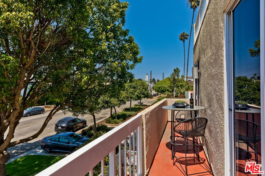 Santa Monica, California, 90403, United States, 2 Bedrooms Bedrooms, ,2 BathroomsBathrooms,Residential,For Sale,2003449
