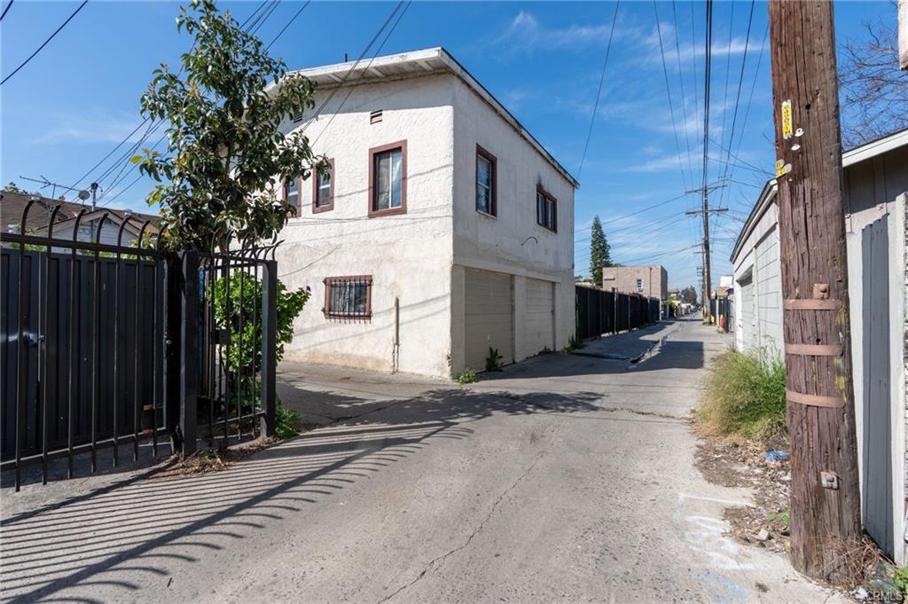 Los Angeles, California, 90037, United States, 7 Bedrooms Bedrooms, ,Residential,For Sale,1935782