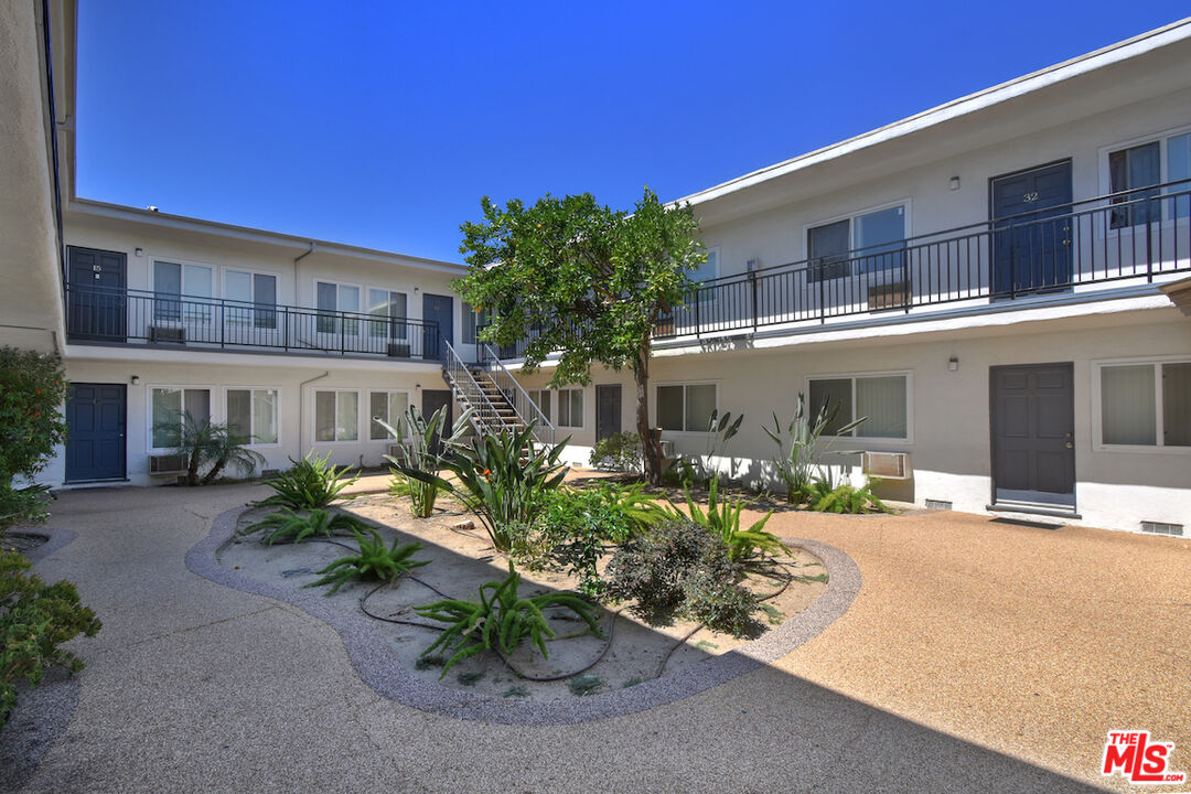 Northridge, California, 91325, United States, 41 Bedrooms Bedrooms, ,Residential,For Sale,1877595